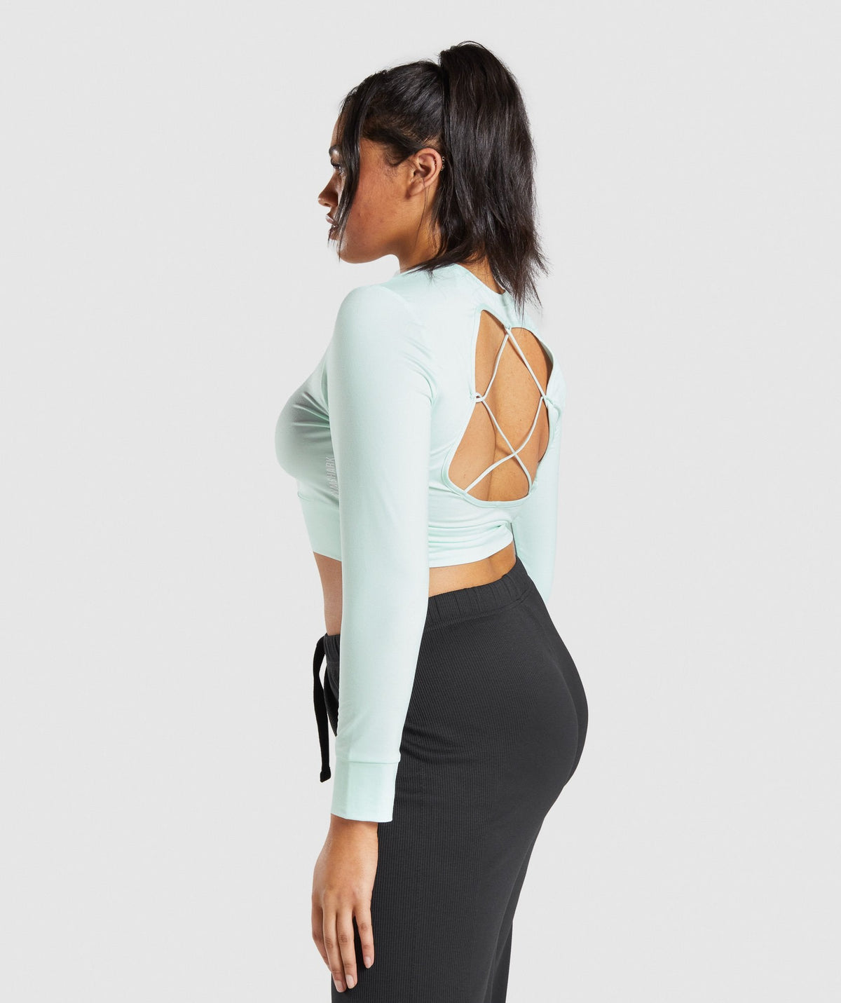 gymshark-pause-open-back-long-sleeve-crop-top-light-green