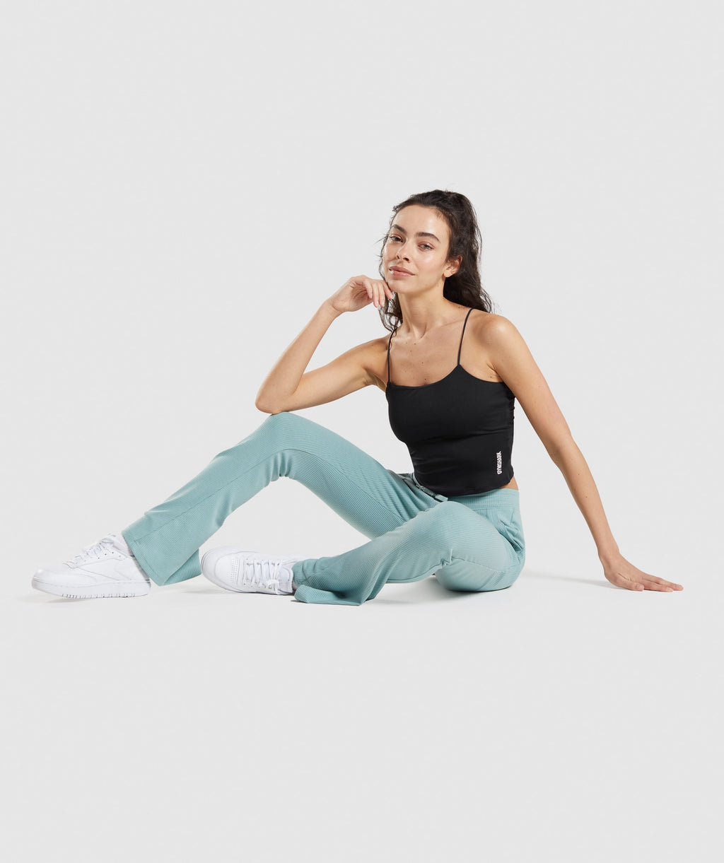 gymshark-pause-cami-tank-black-ss22
