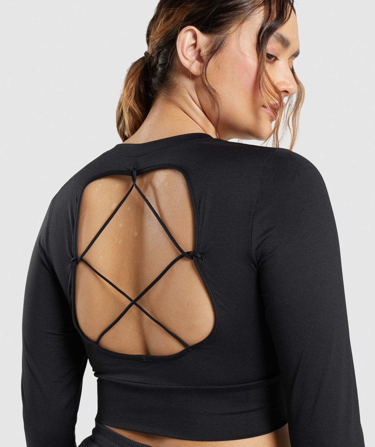 gymshark-pause-open-back-long-sleeve-crop-top-black-ss22