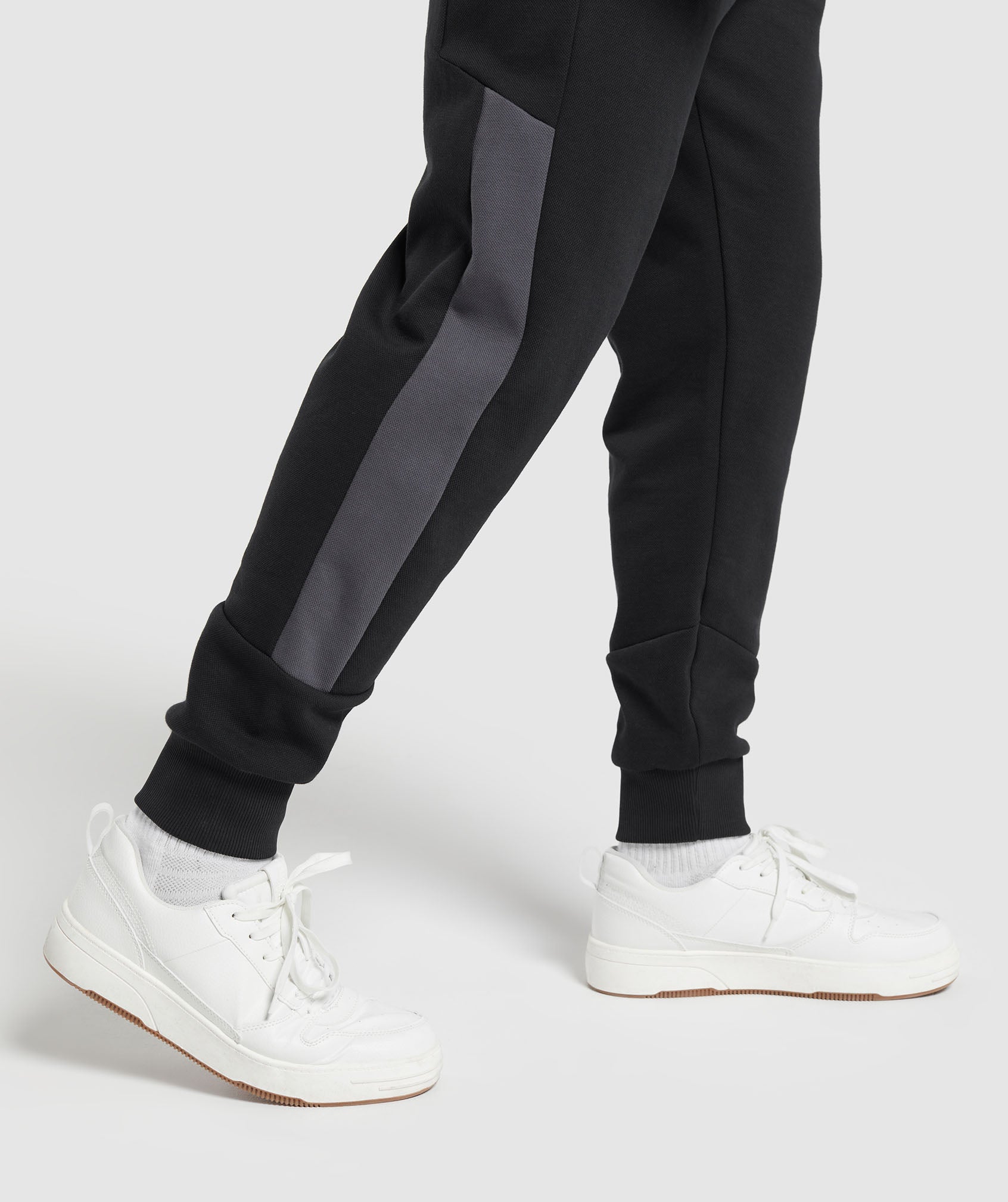 gymshark-pique-joggers-black-onyx-grey-ss24