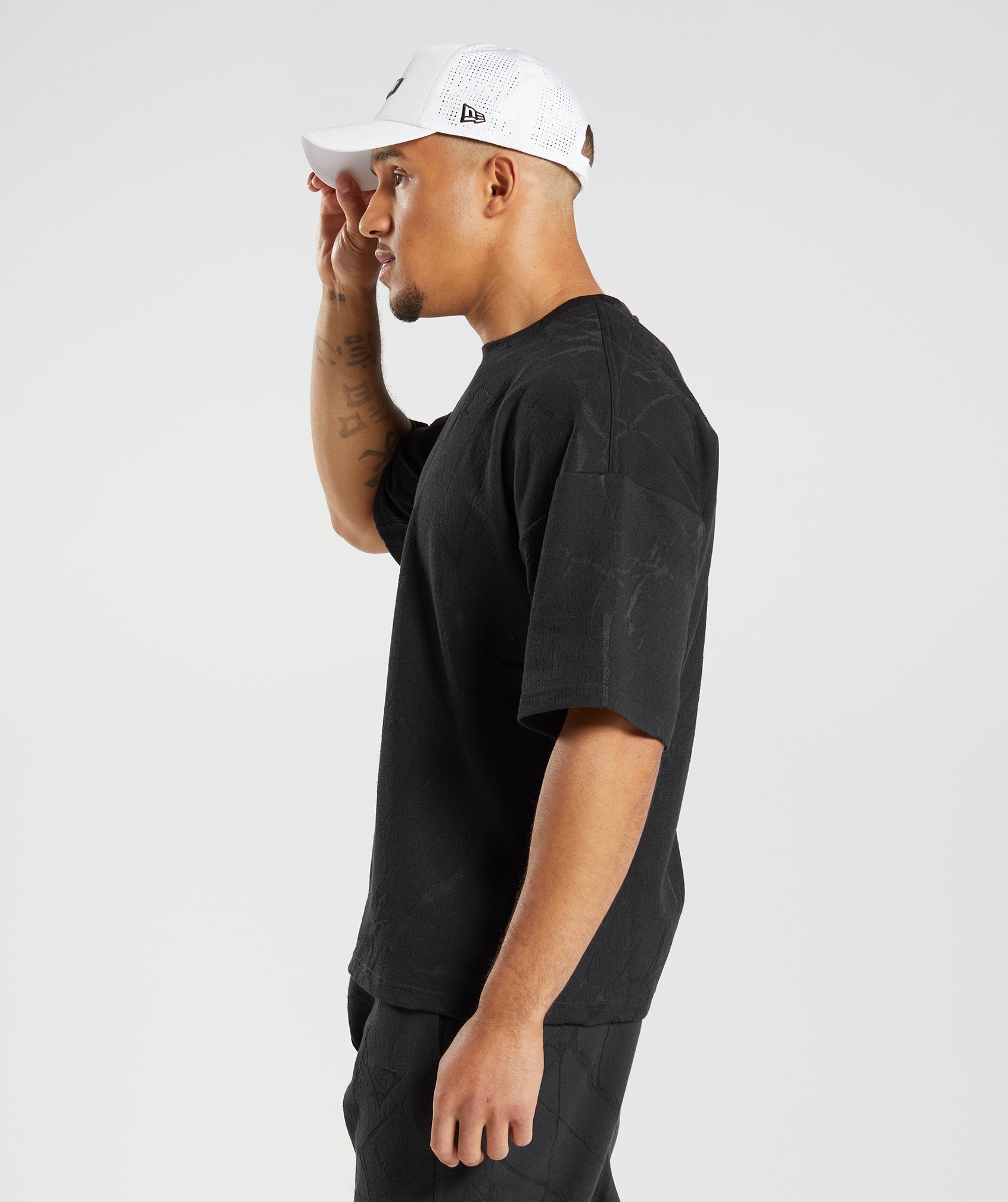 gymshark-power-short-sleeve-crew-black-print-ss22
