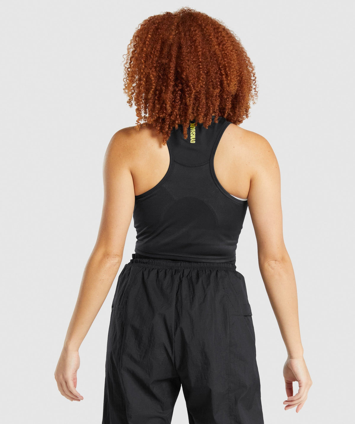 gymshark-pulse-crop-tank-black-aw21