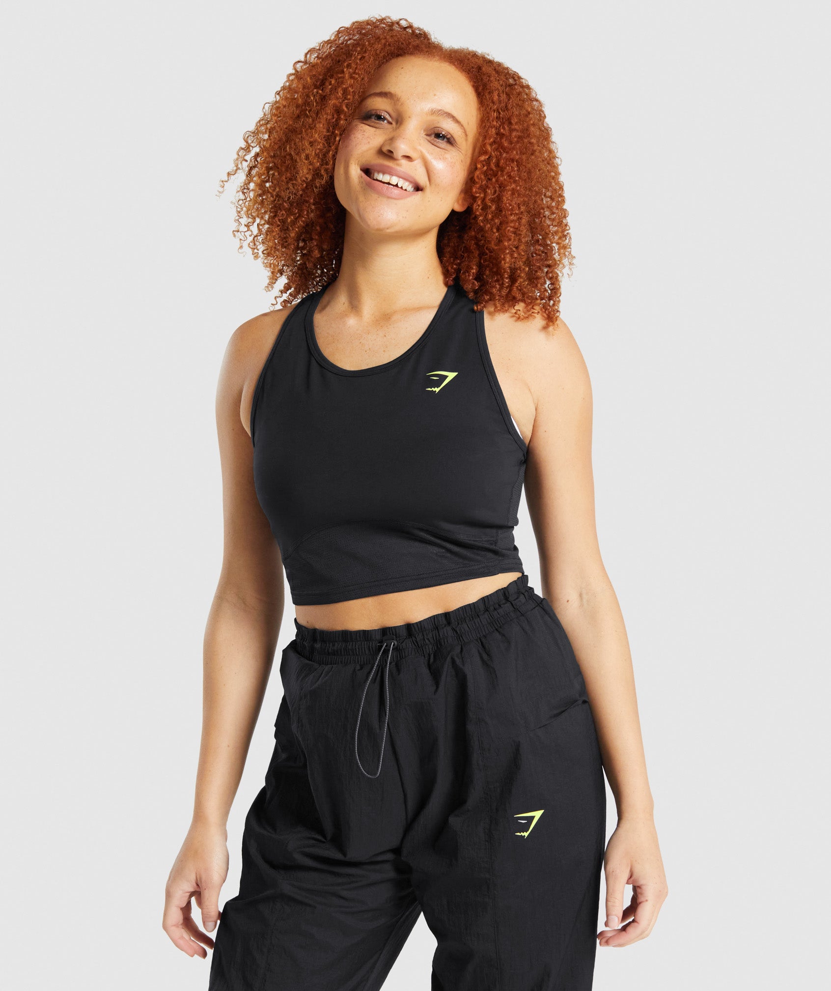gymshark-pulse-crop-tank-black-aw21