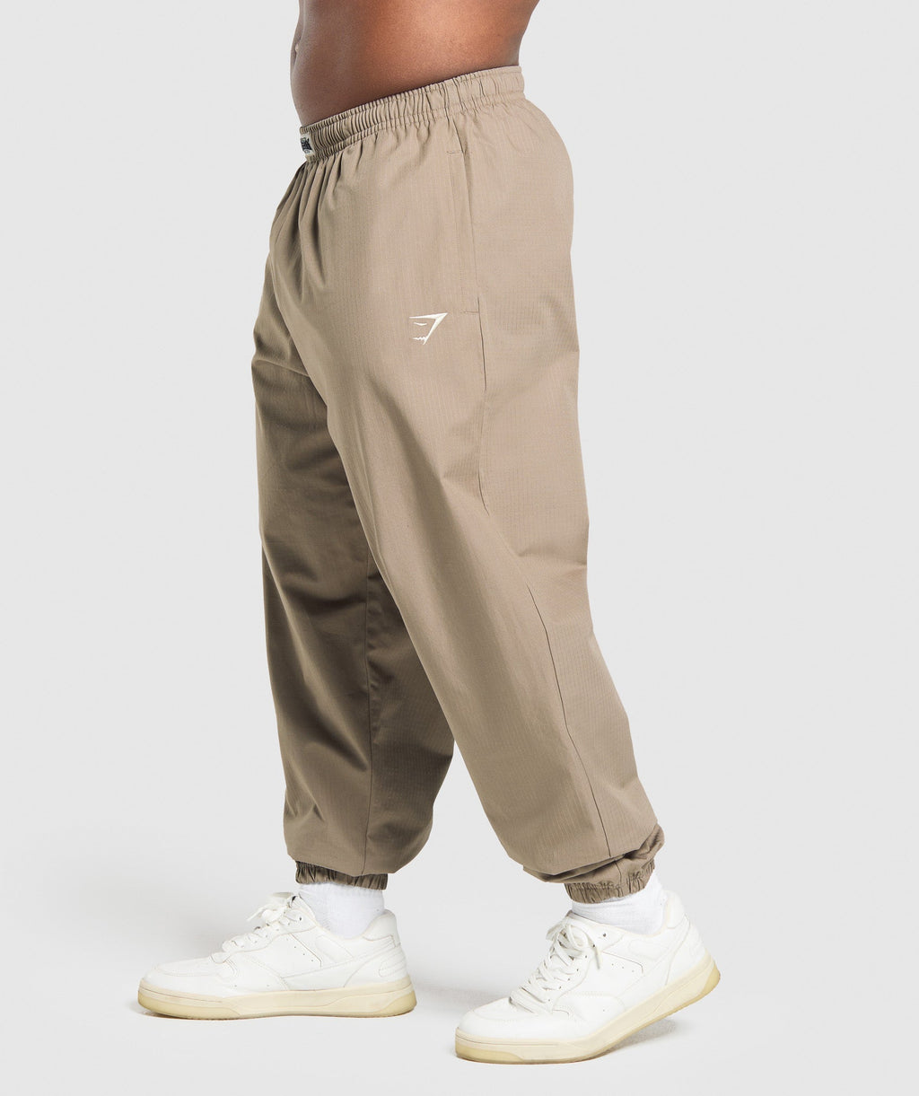 gymshark-ripstop-pumper-pants-lifestyle-brown-ss25