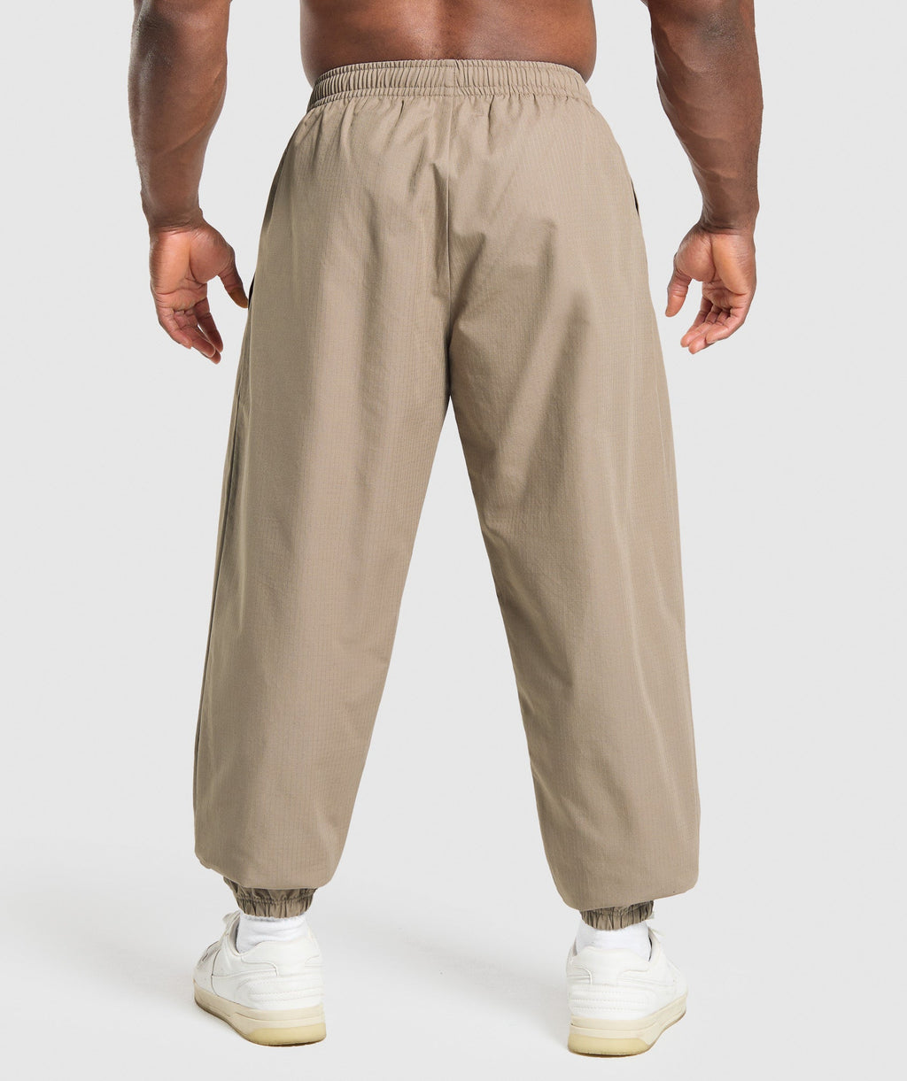 gymshark-ripstop-pumper-pants-lifestyle-brown-ss25
