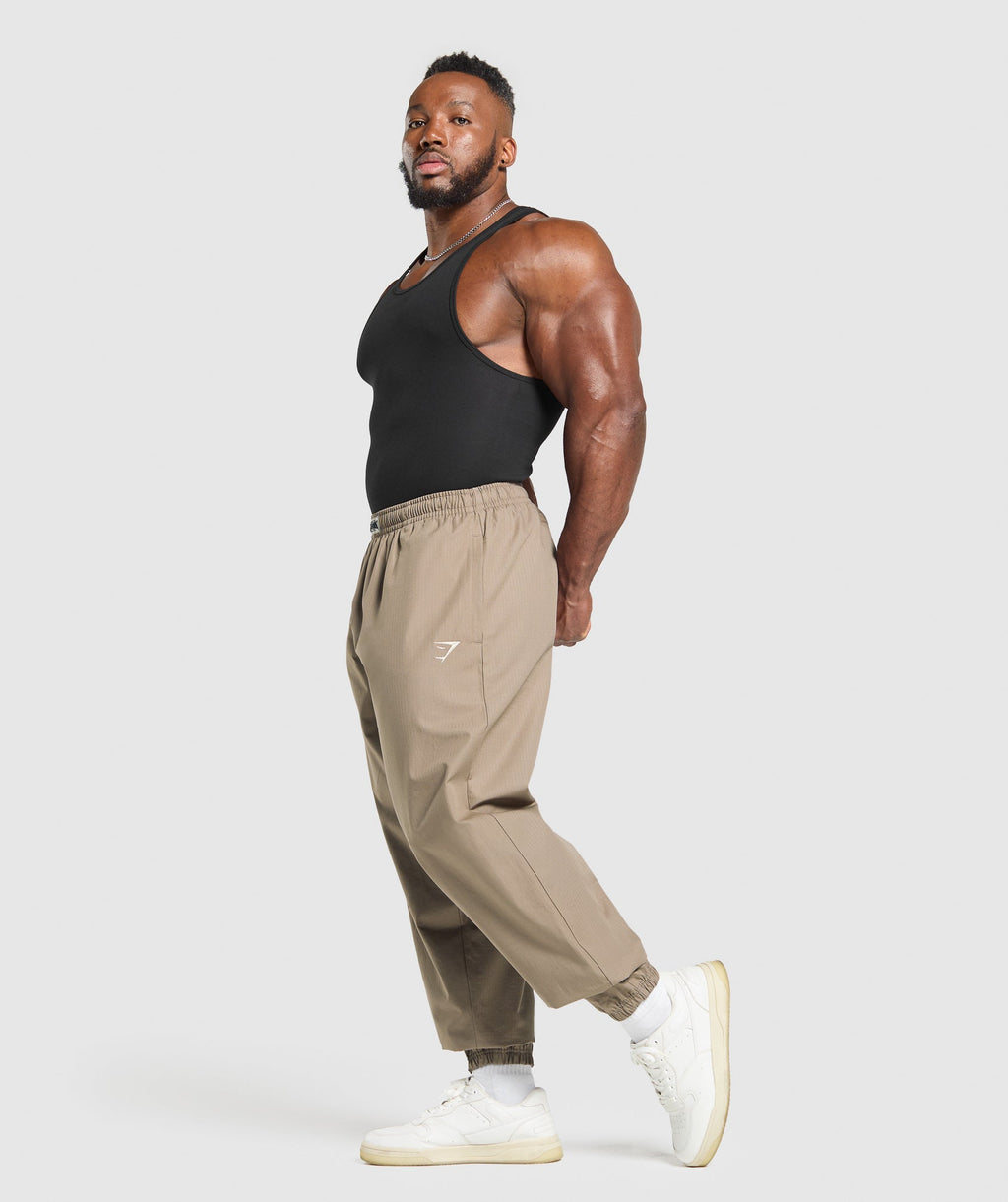 gymshark-ripstop-pumper-pants-lifestyle-brown-ss25