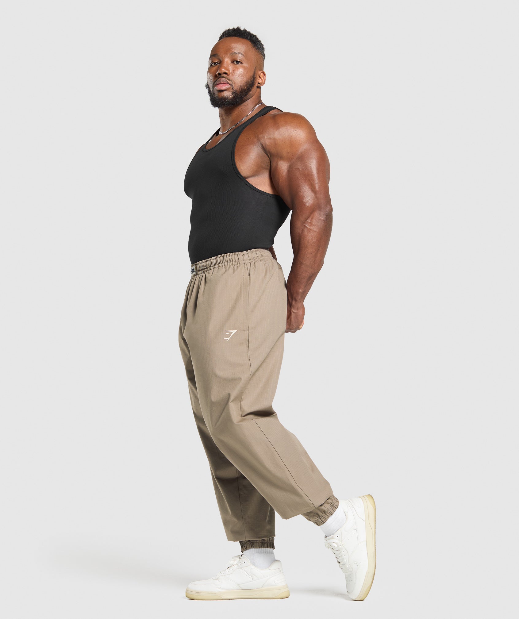 gymshark-ripstop-pumper-pants-lifestyle-brown-ss25