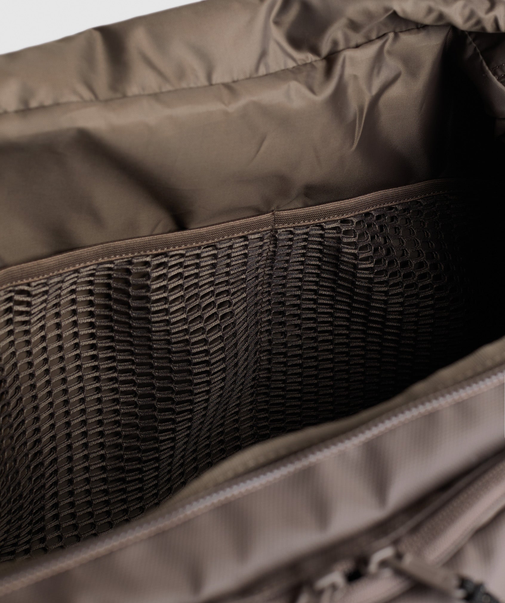 gymshark-pursuit-duffle-bag-camo-brown-cement-brown-aw24