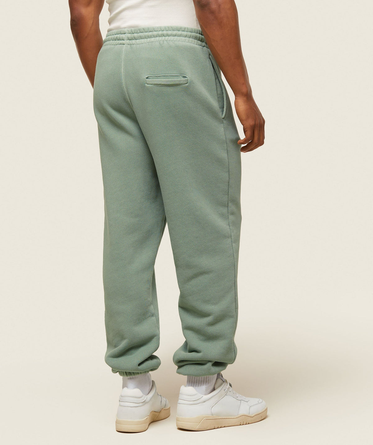 gymshark-everywear-relaxed-sweatpants-dollar-green-ss24