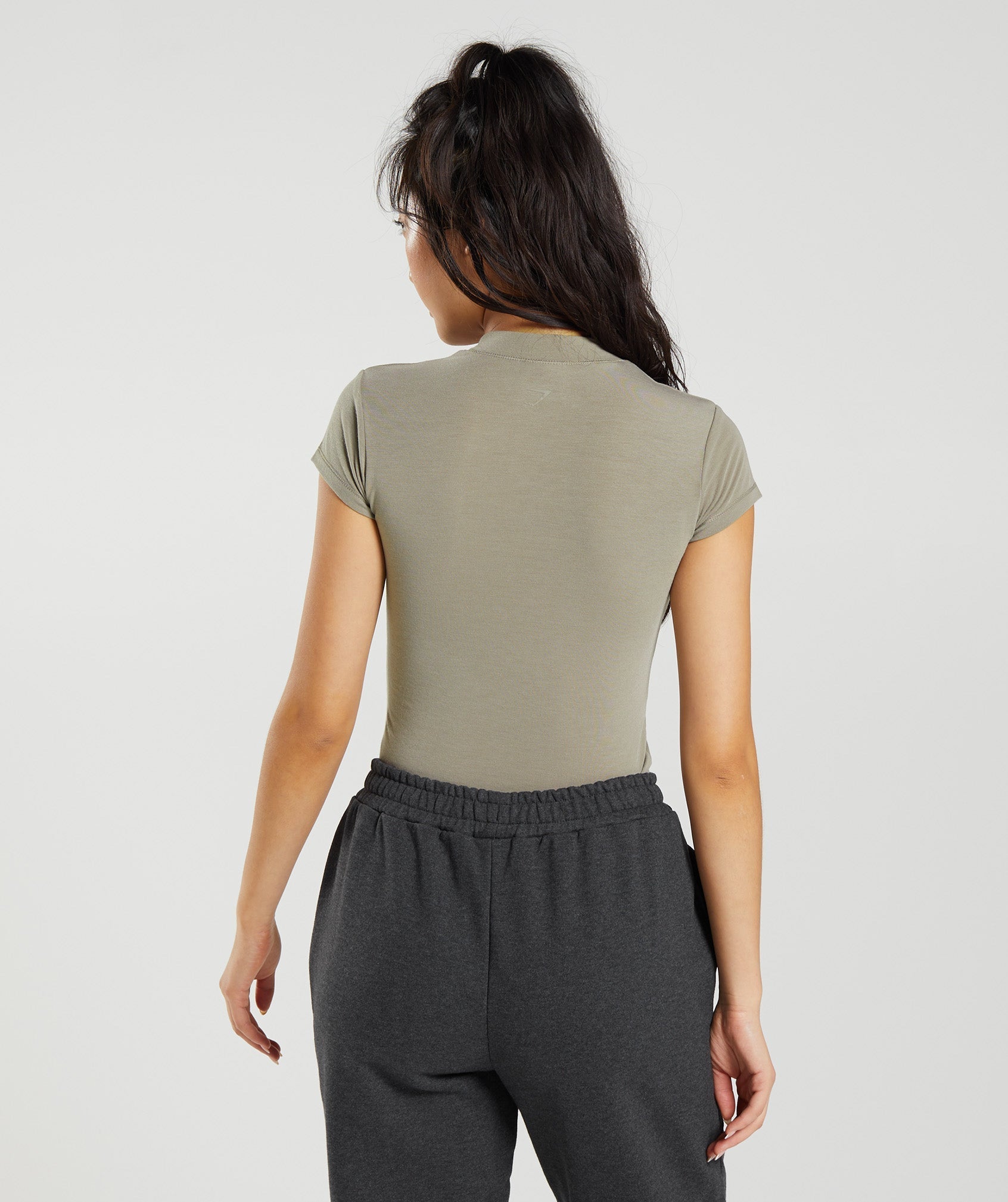gymshark-jersey-body-fit-t-shirt-earthy-brown-ss23