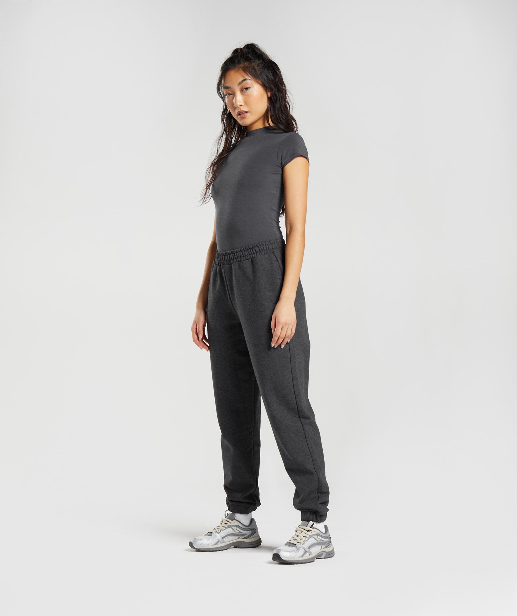 gymshark-jersey-body-fit-t-shirt-onyx-grey-ss23