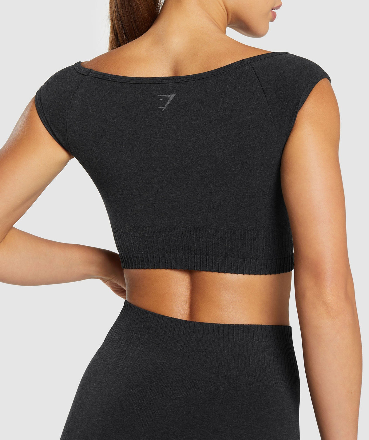 gymshark-luxe-seamless-boat-neck-crop-top-coal-marl-ss25