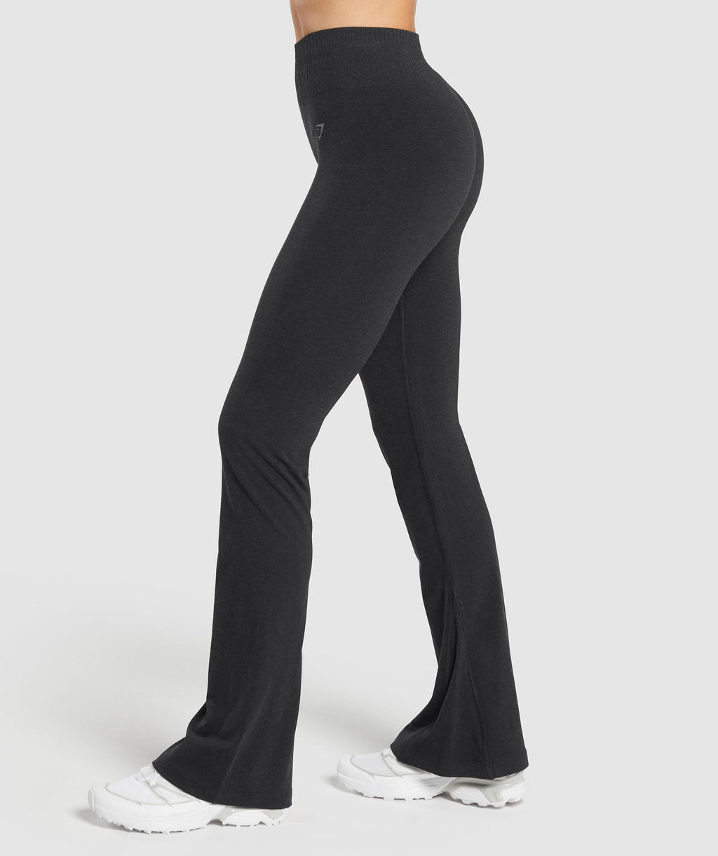 gymshark-luxe-seamless-flare-leggings-coal-marl-ss25