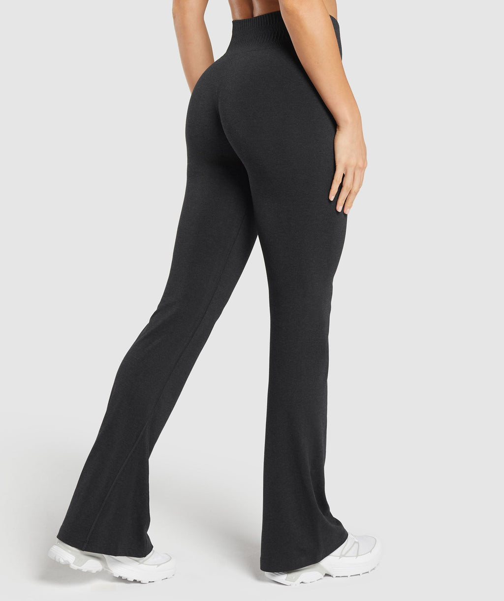 gymshark-luxe-seamless-flare-leggings-coal-marl-ss25