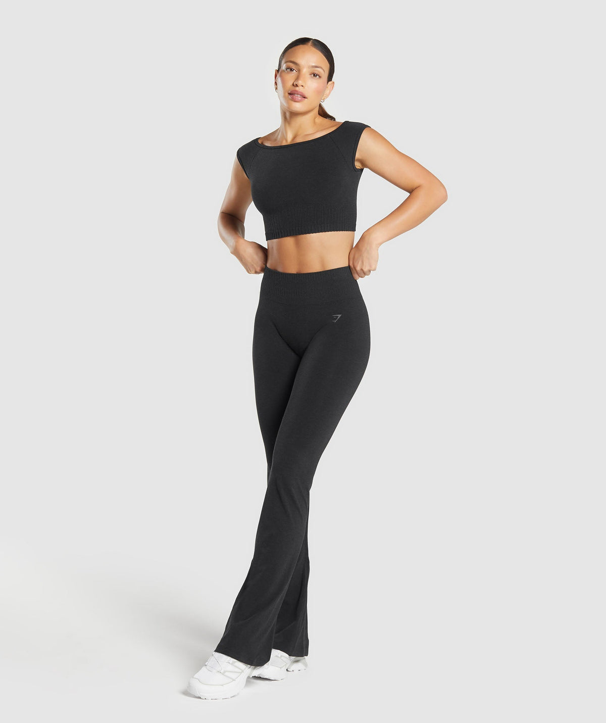 gymshark-luxe-seamless-flare-leggings-coal-marl-ss25