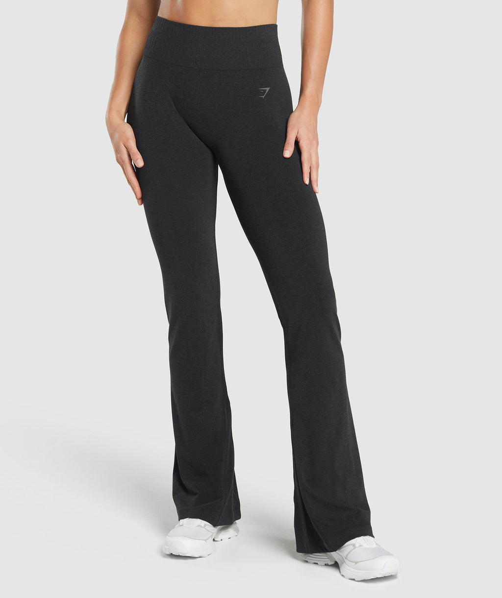 gymshark-luxe-seamless-flare-leggings-coal-marl-ss25