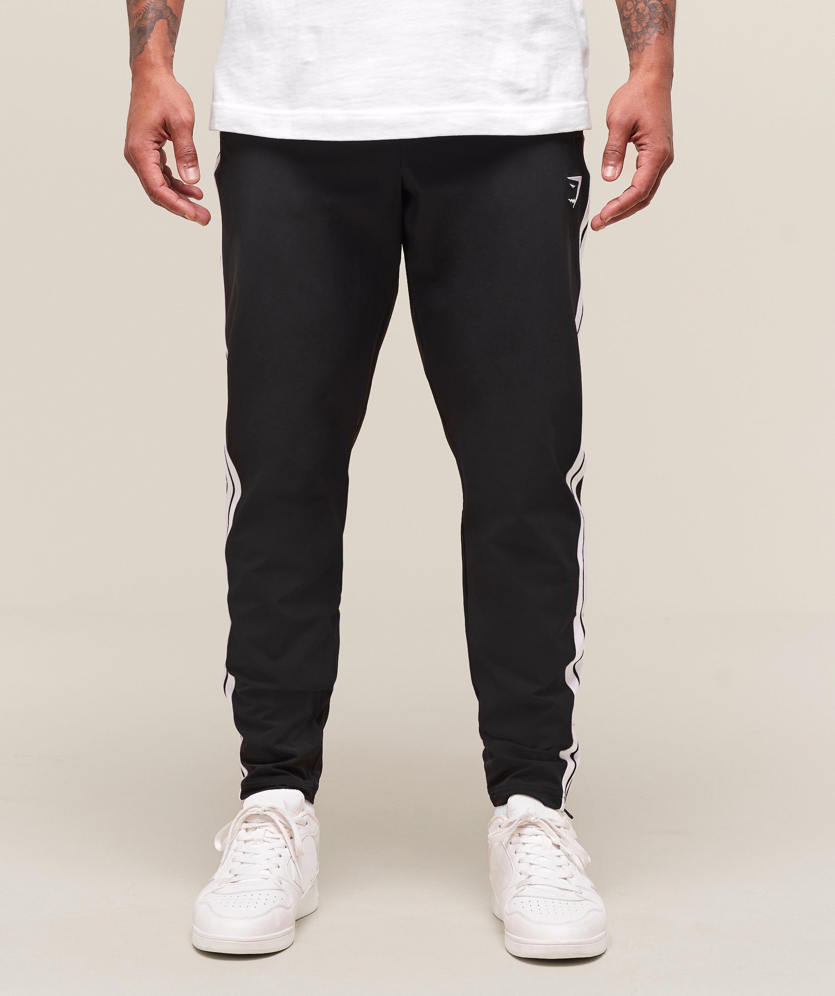gymshark-retro-side-stripe-joggers-pants-black-ss25