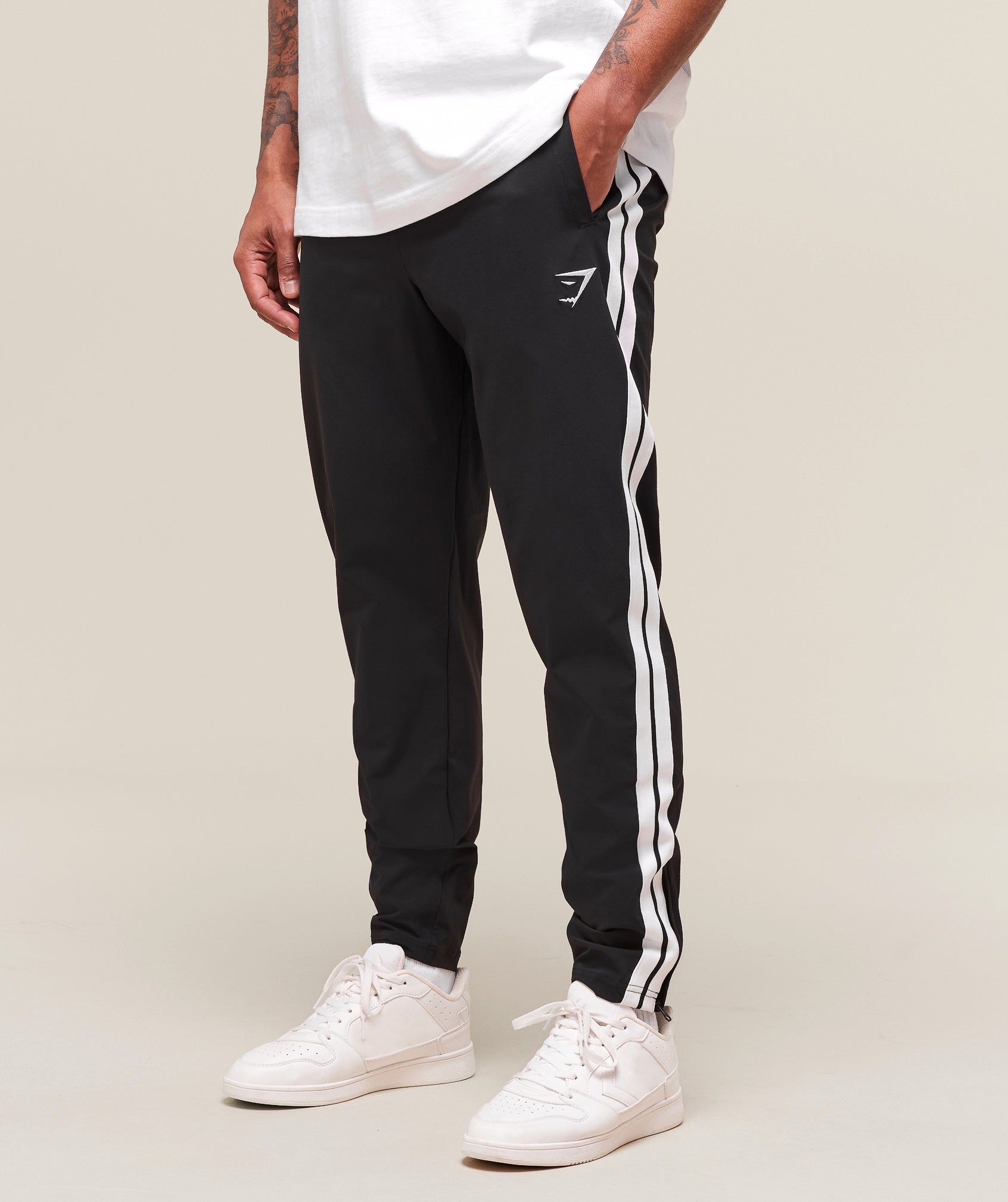 gymshark-retro-side-stripe-joggers-pants-black-ss25