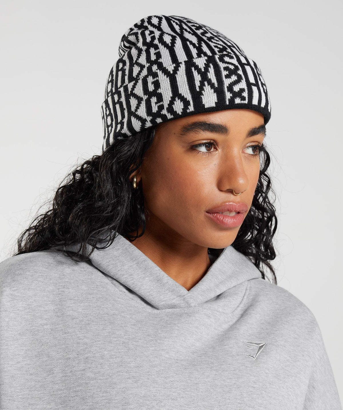 gymshark-reversable-jacquard-beanie-black-white-aw22
