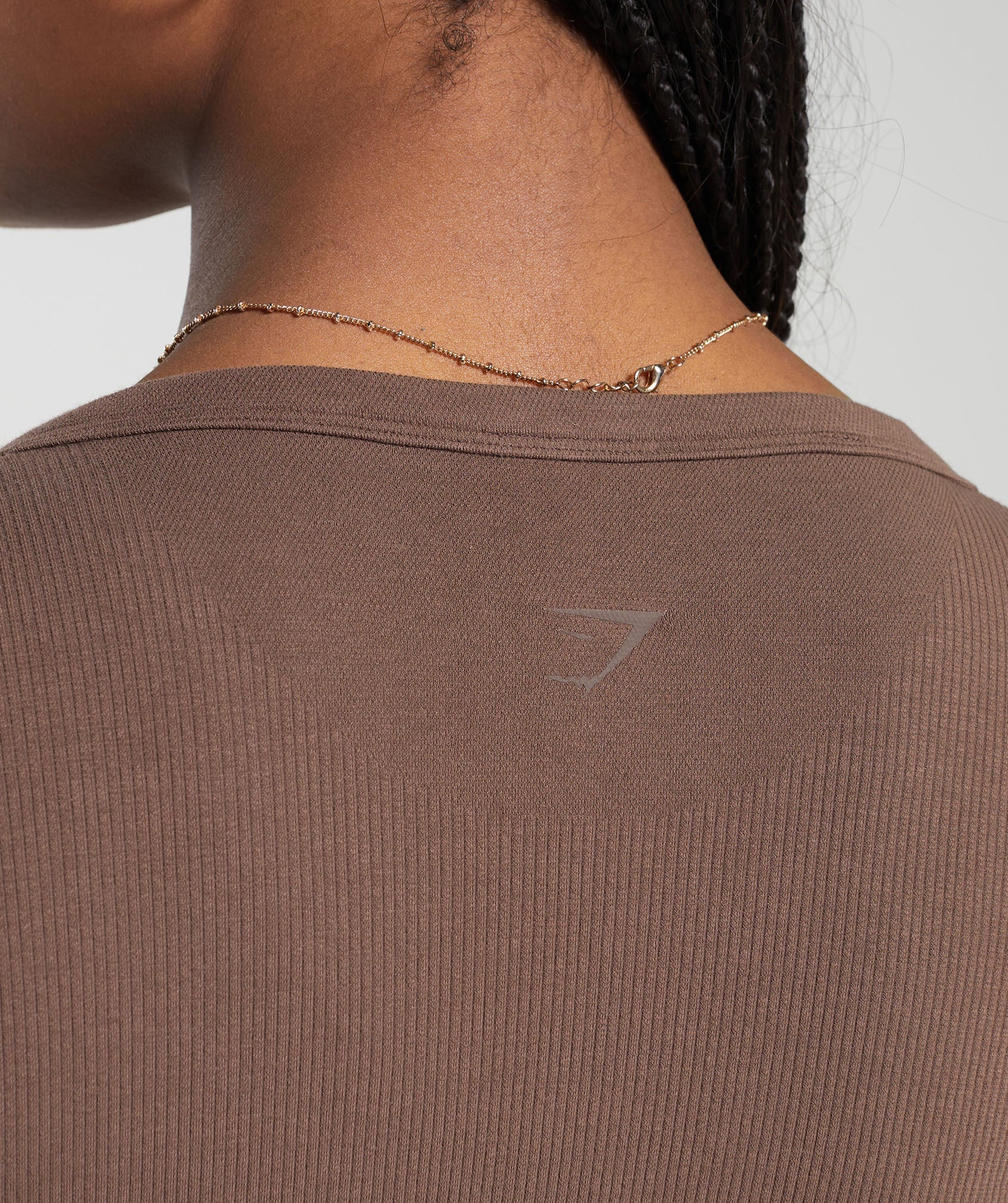 gymshark-ribbed-cotton-seamless-shrug-ls-tops-brown-ss24
