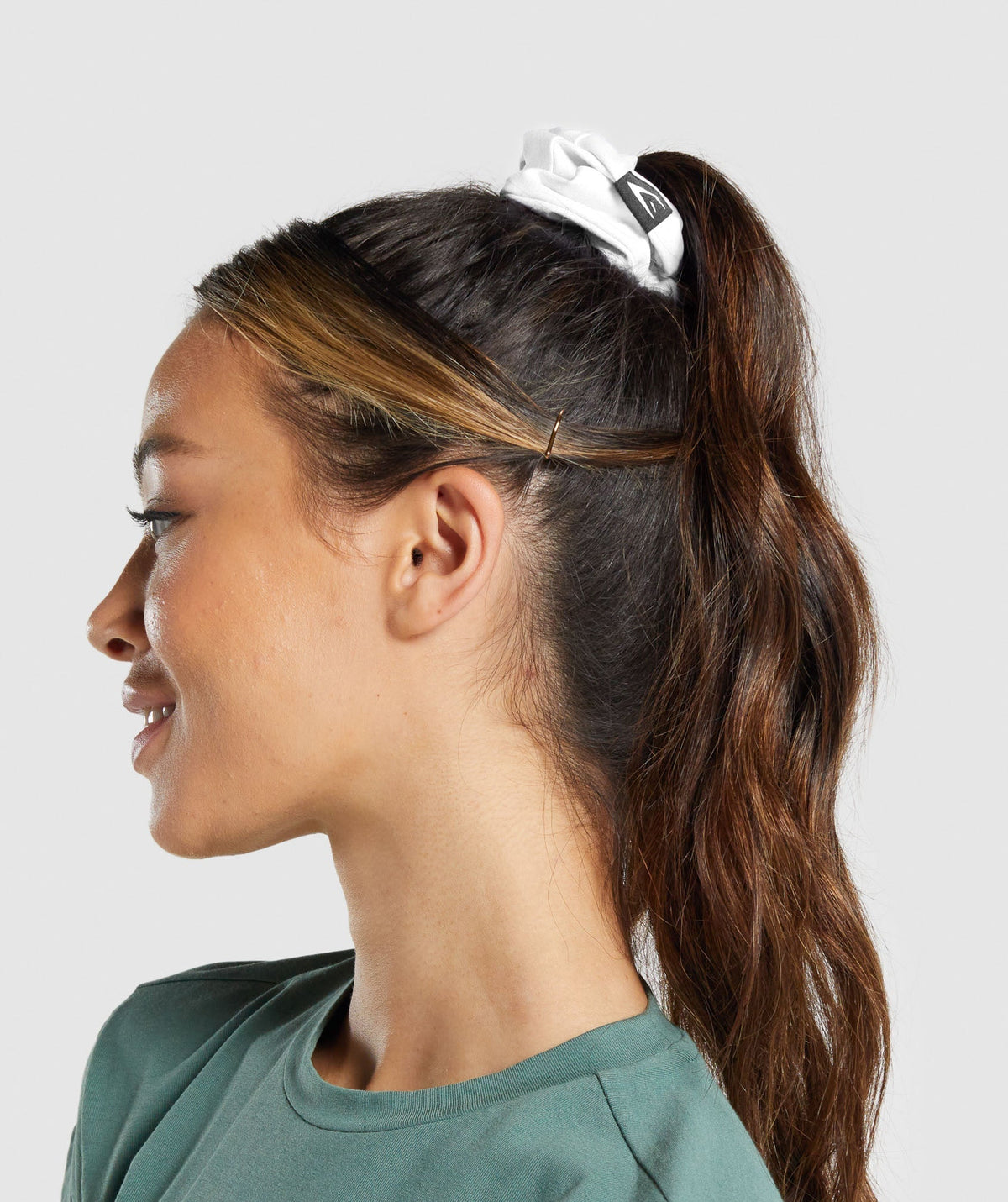 gymshark-scrunchies-3pk-pearl-blue-coastal-blue-white