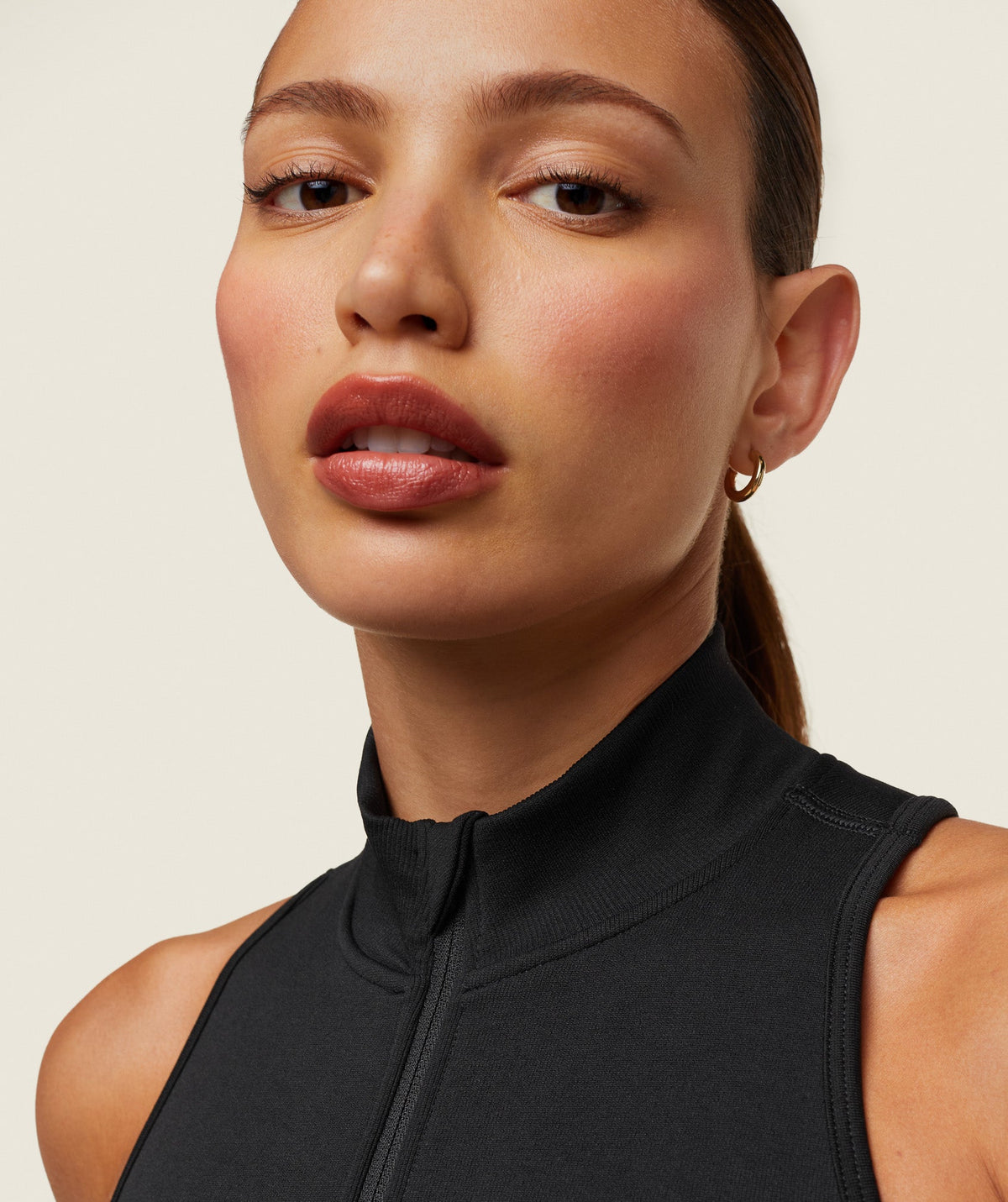 gymshark-everywear-seamless-sleeveless-turtleneck-black-ss24