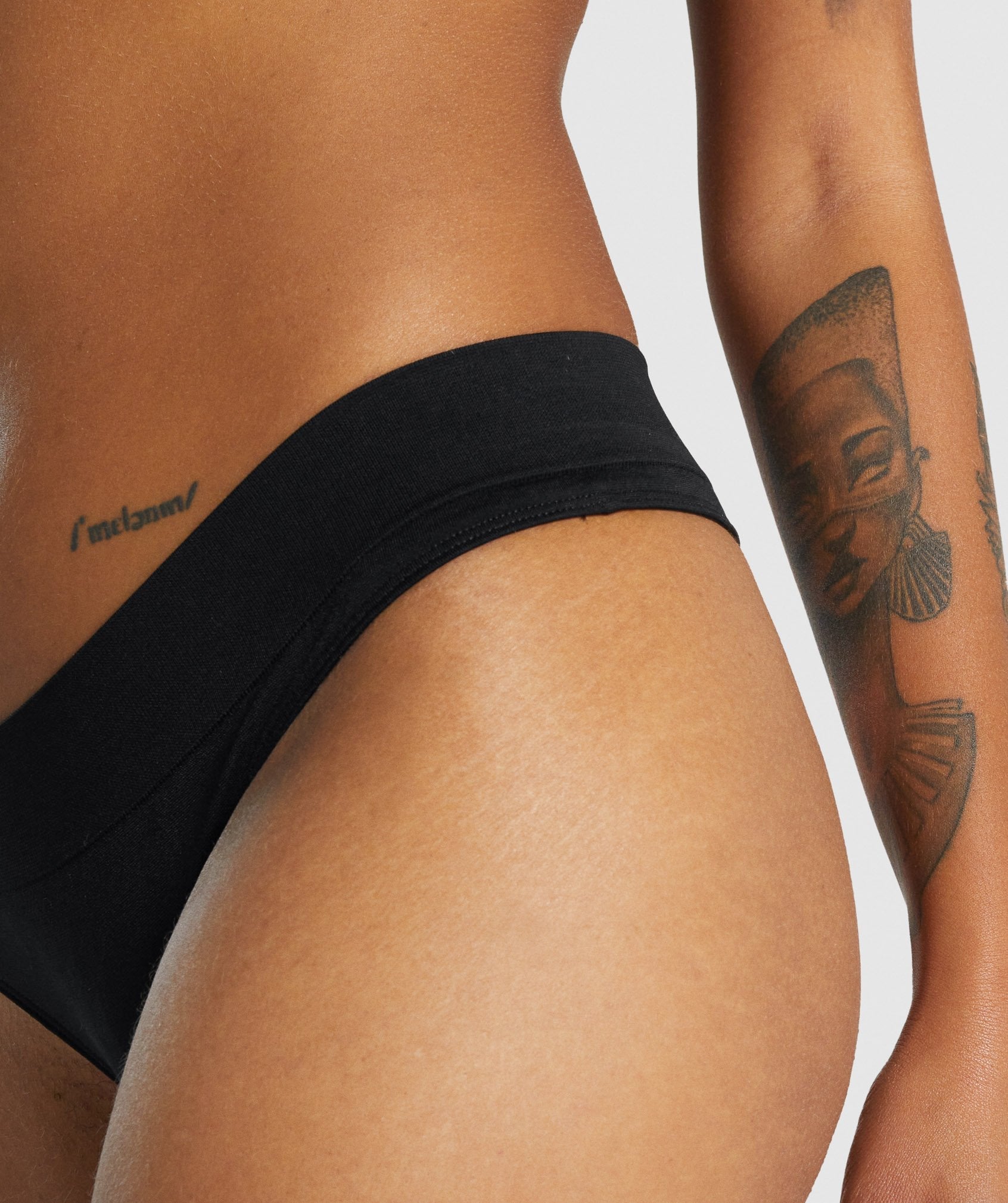 gymshark-seamless-low-rise-thong-black-aw21