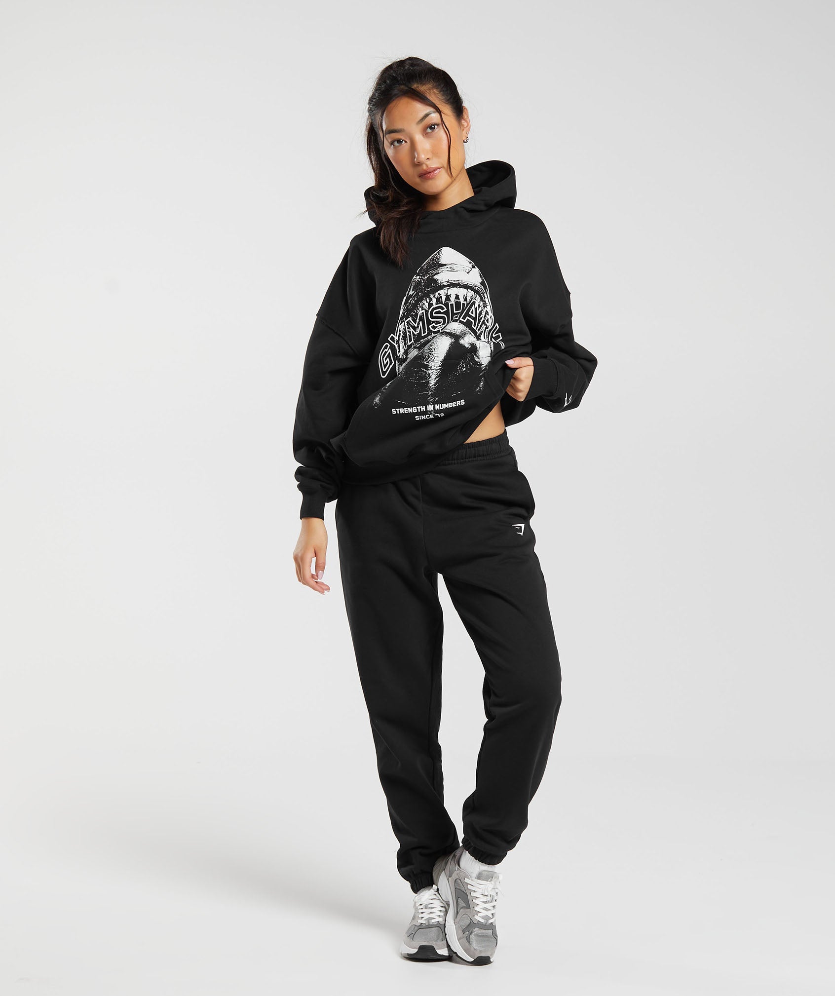 gymshark-shark-attack-oversized-hoodie-black-aw23