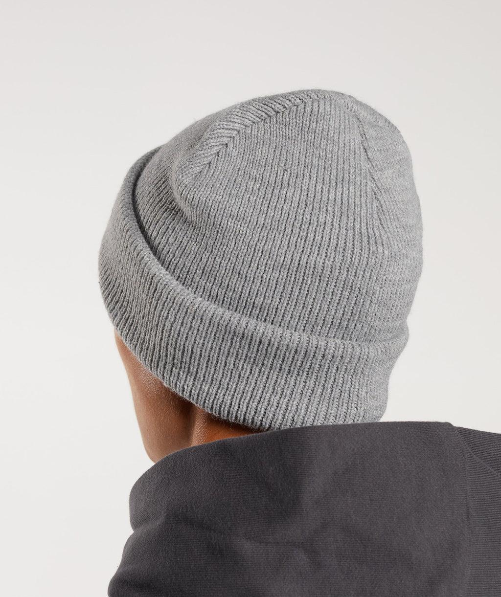 gymshark-sharkhead-beanie-light-grey-core-marl-aw23