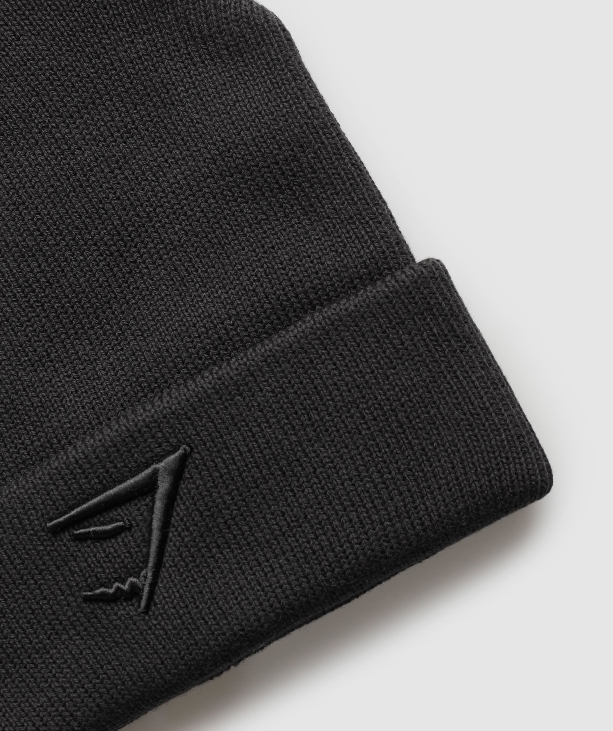 gymshark-sharkhead-beanie-black-black-ss24
