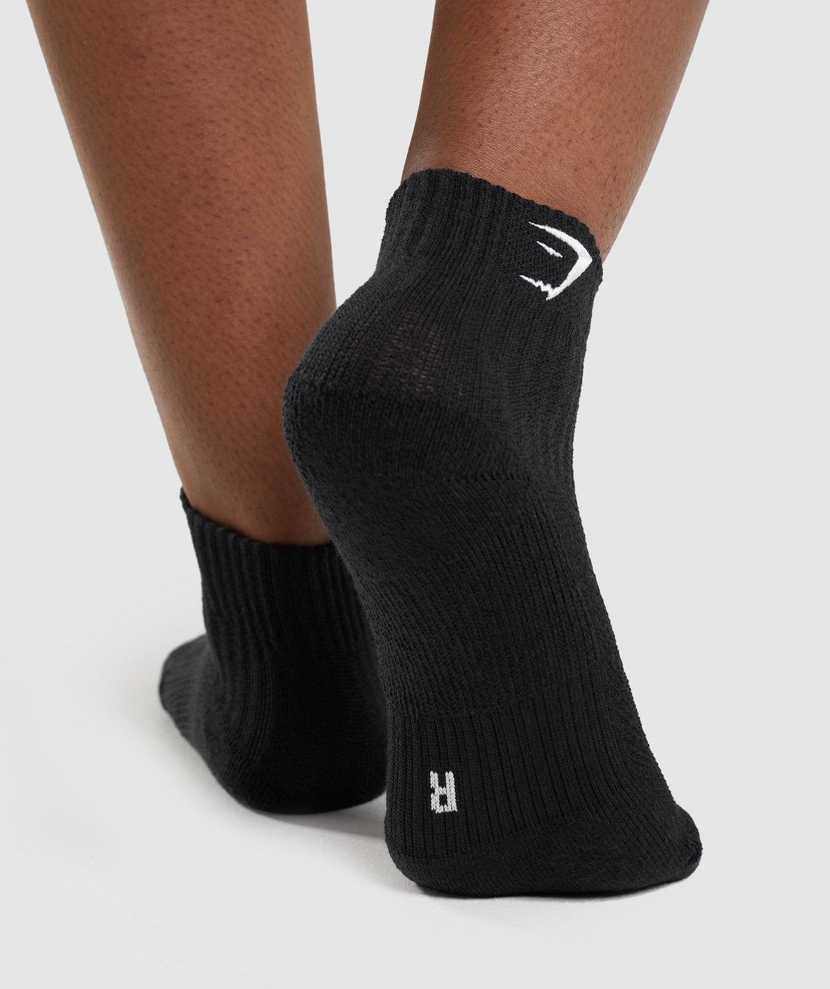 gymshark-sharkhead-embroidered-quarter-socks-black-aw21