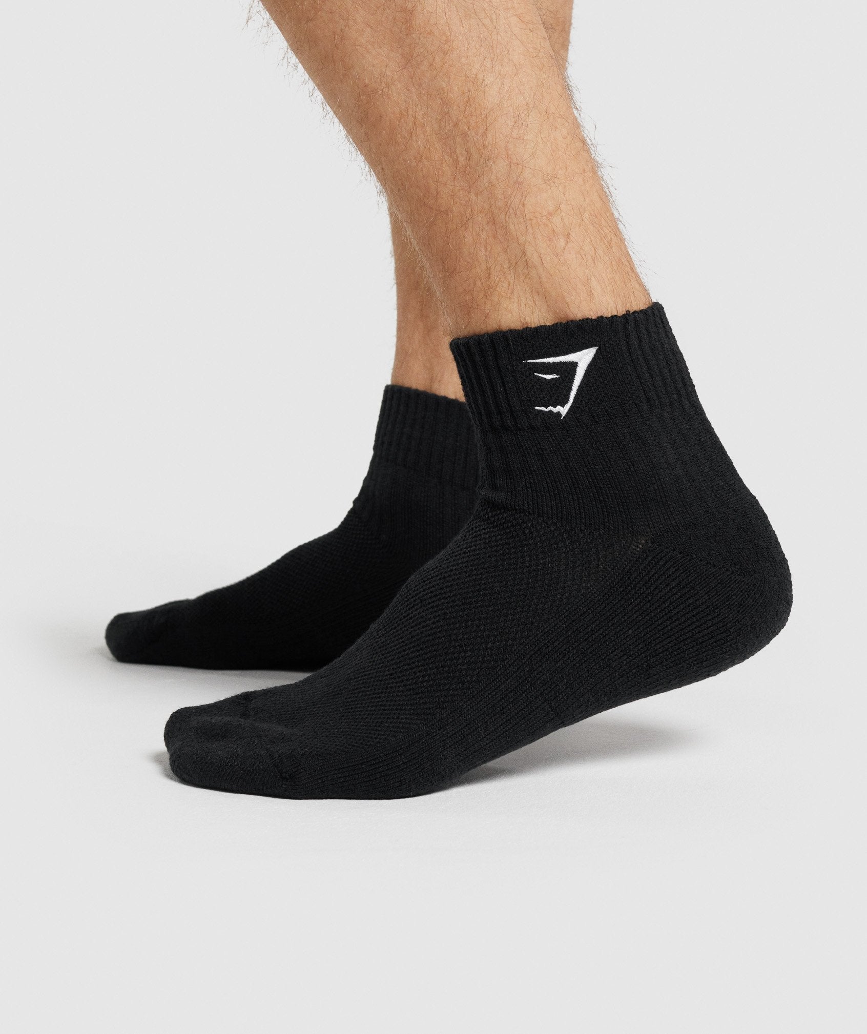 gymshark-sharkhead-embroidered-quarter-socks-black-aw21