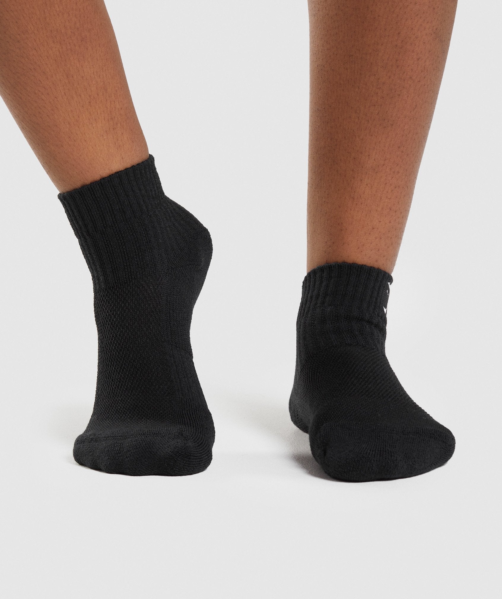 gymshark-sharkhead-embroidered-quarter-socks-black-aw21