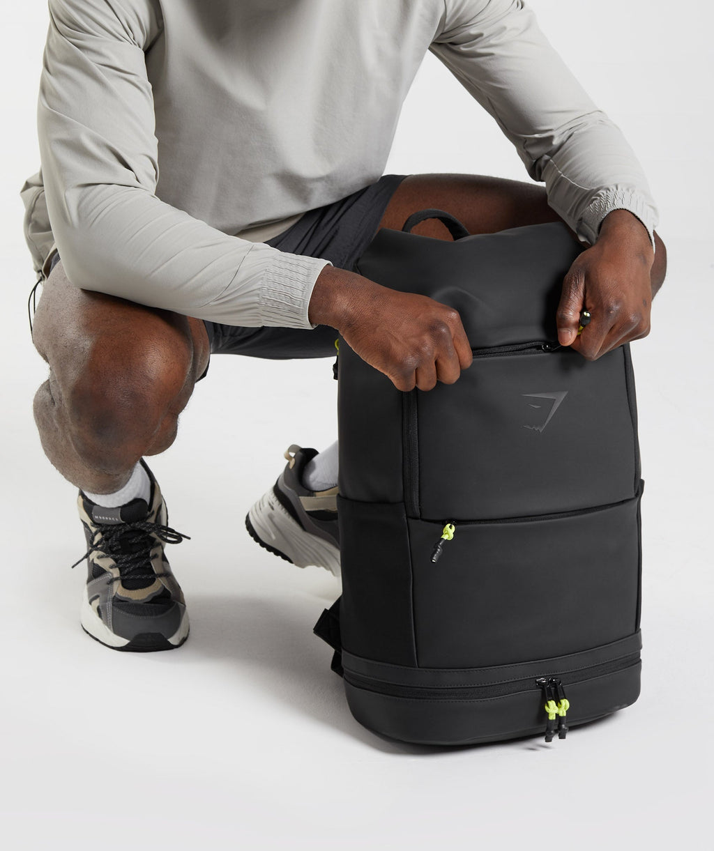 gymshark-sleek-backpack-black-reactive-green-aw22