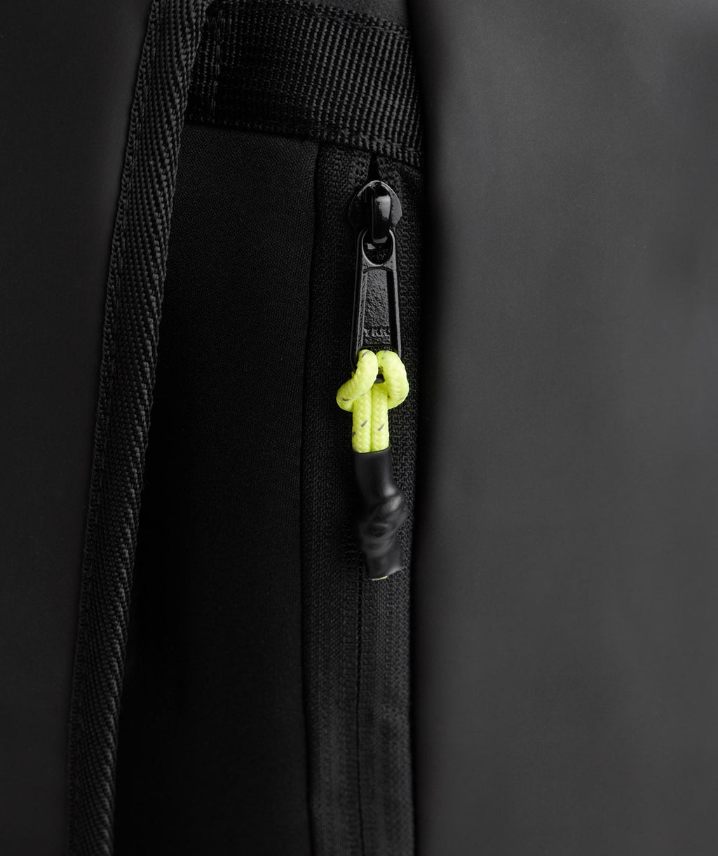 gymshark-sleek-backpack-black-reactive-green-aw22