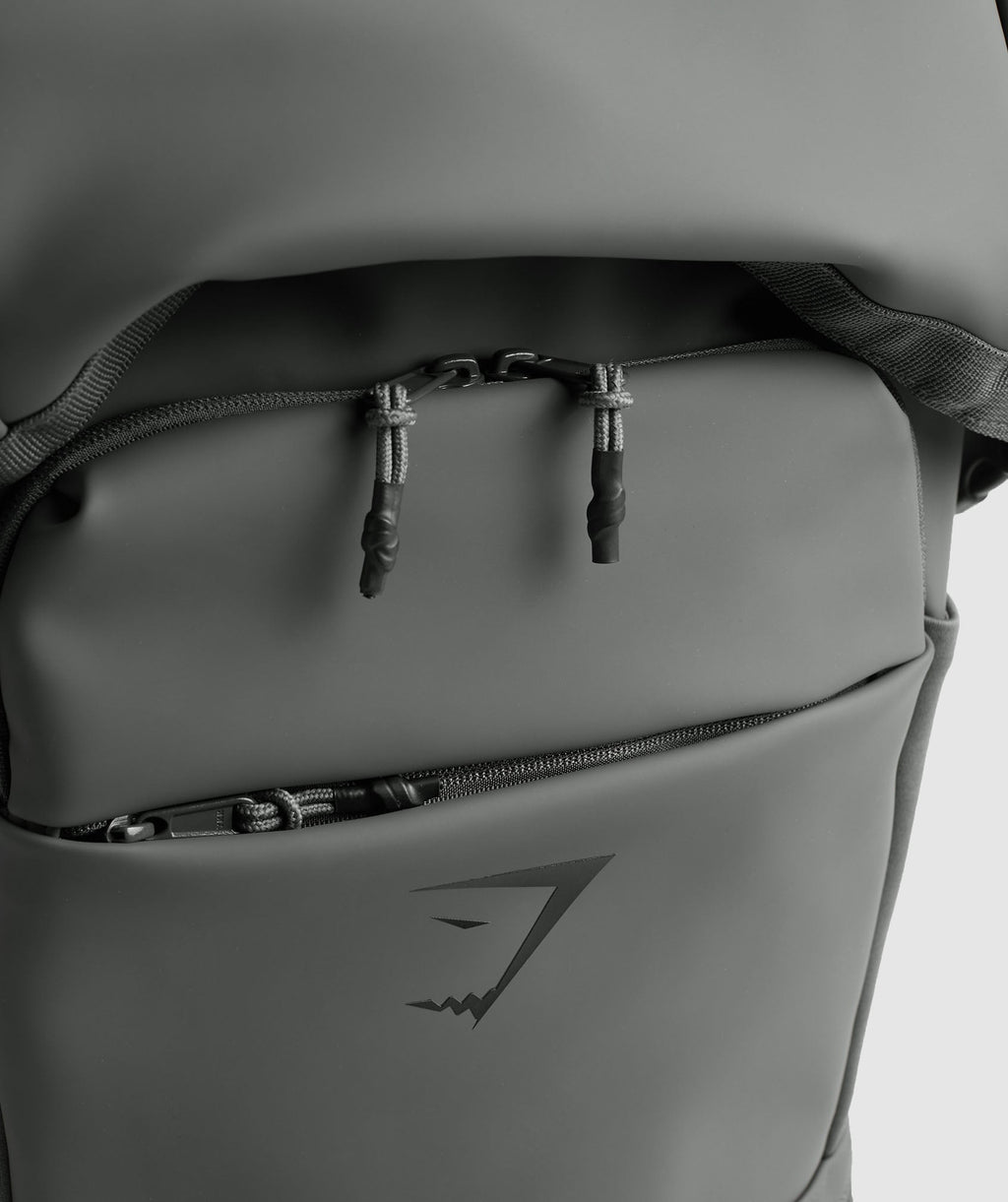 gymshark-sleek-backpack-roll-top-graphite-grey-ss24