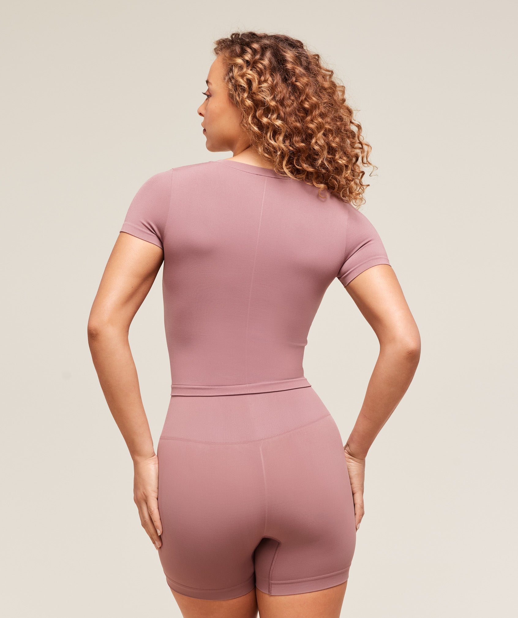 gymshark-soft-sculpt-midi-t-shirt-calm-pink-ss25
