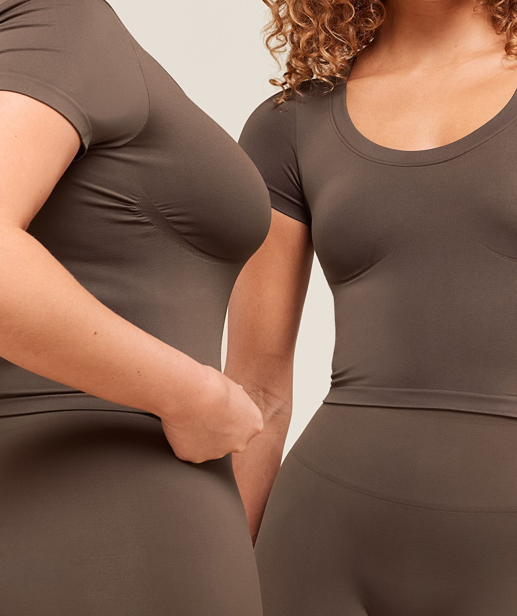 gymshark-soft-sculpt-midi-t-shirt-walnut-brown-ss25