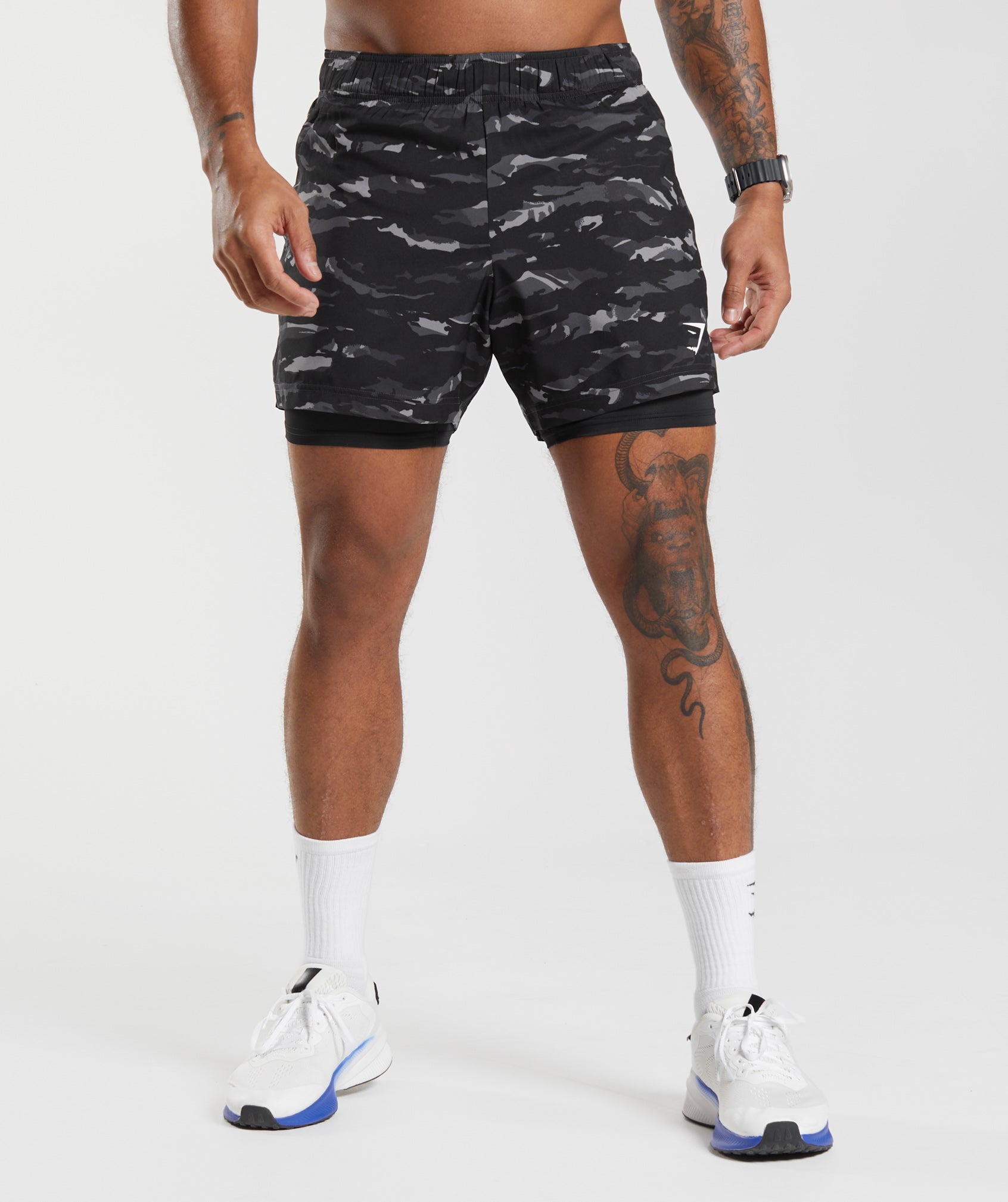 gymshark-sport-5-2-in-1-shorts-onyx-grey-black-print-ss23