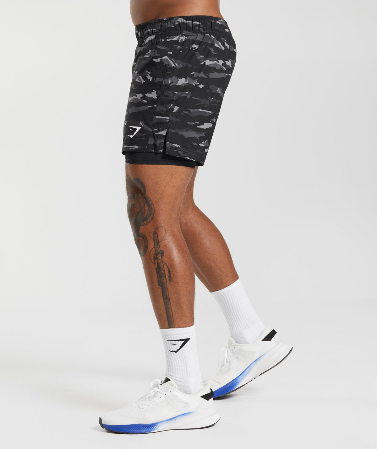 gymshark-sport-5-2-in-1-shorts-onyx-grey-black-print-ss23