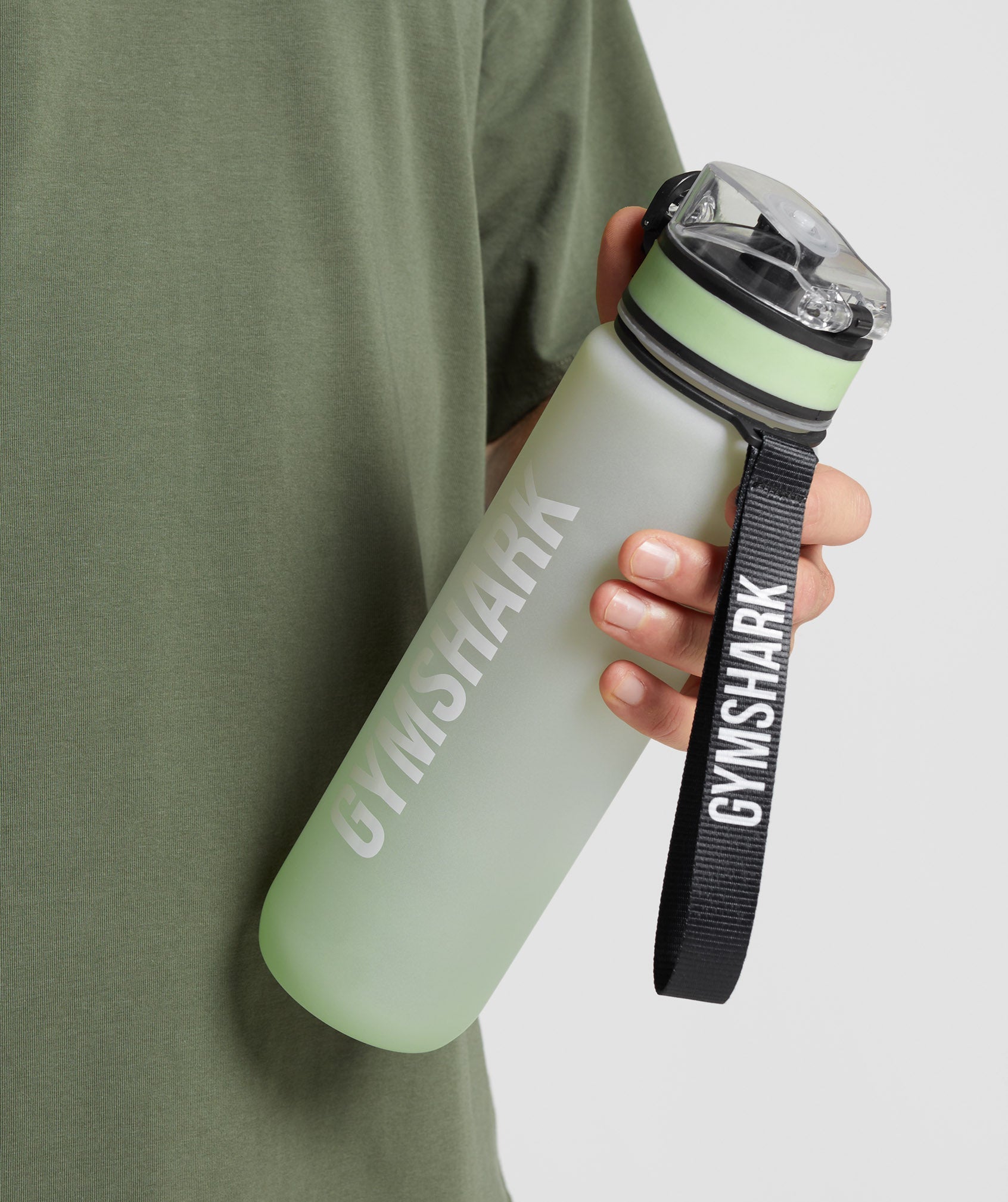 gymshark-sports-bottle-flora-green-desert-sage-green-ss23