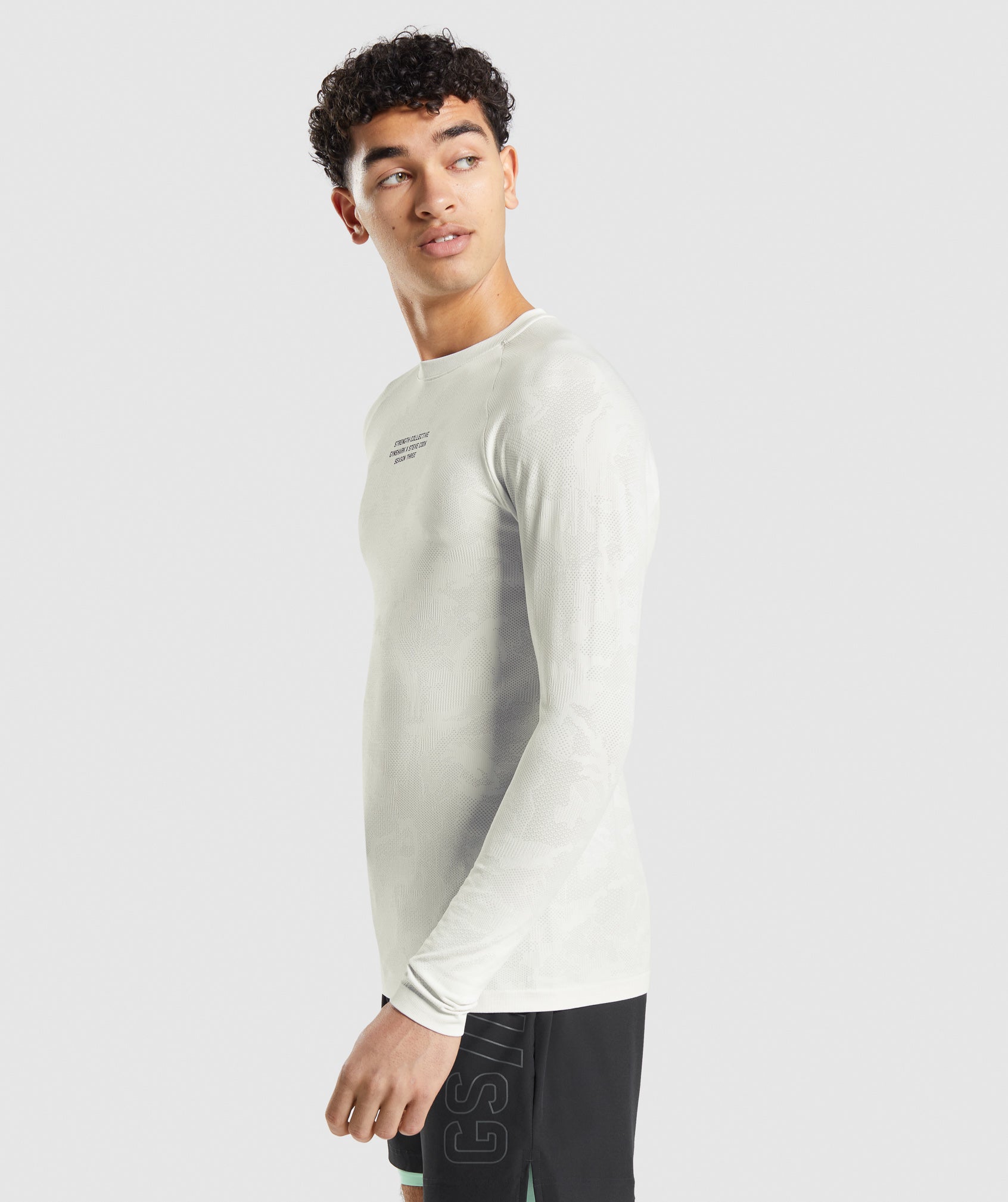 gymshark-steve-cook-long-sleeve-seamless-t-shirt-off-white-light-grey-ss22