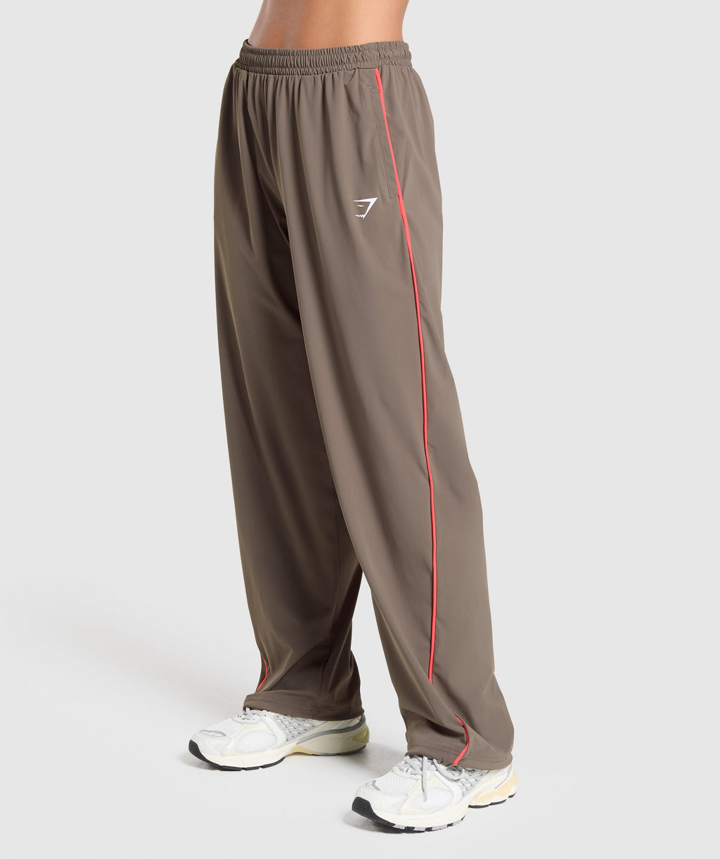 gymshark-stitch-feature-woven-pants-camo-brown-ss25