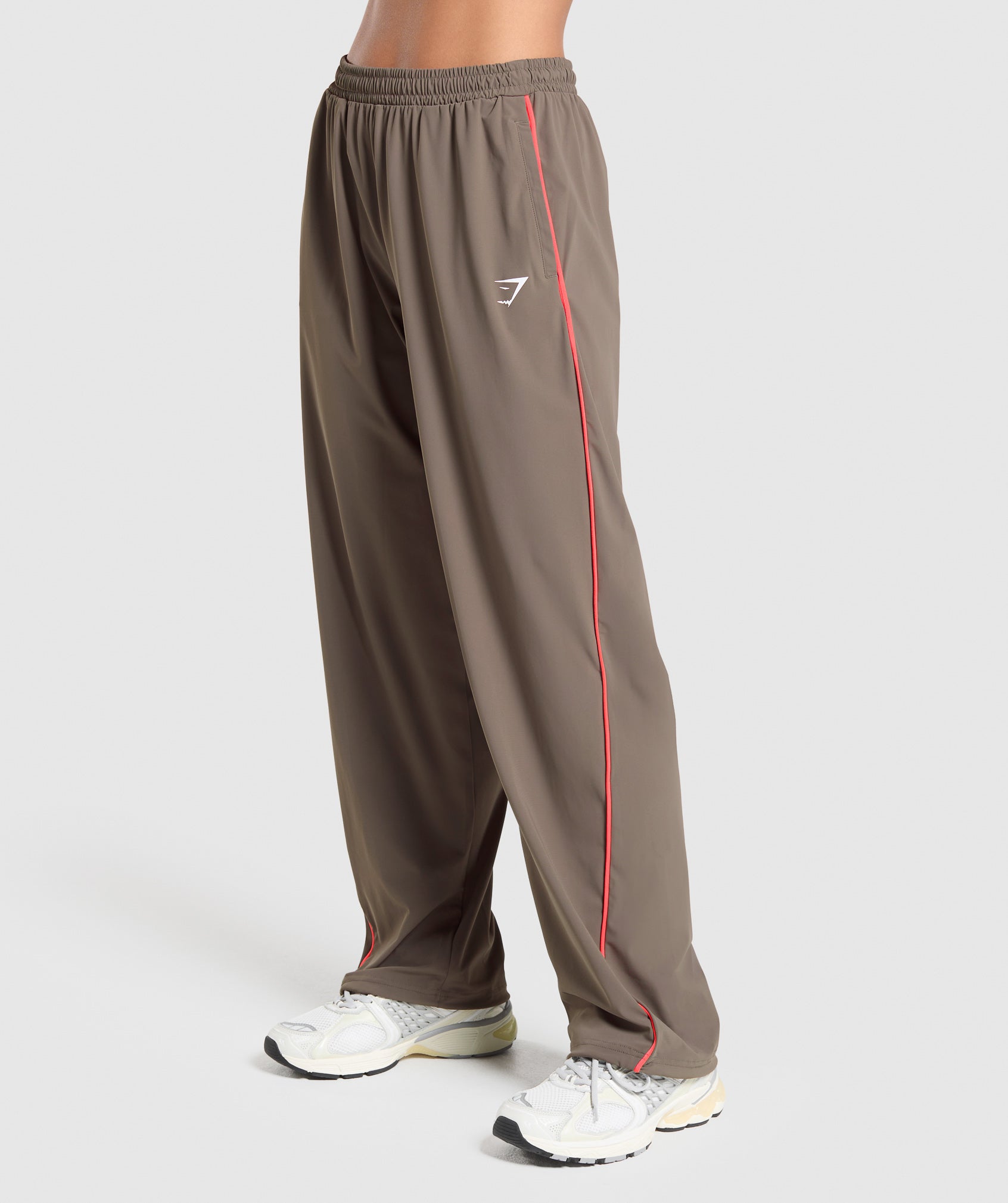 gymshark-stitch-feature-woven-pants-camo-brown-ss25