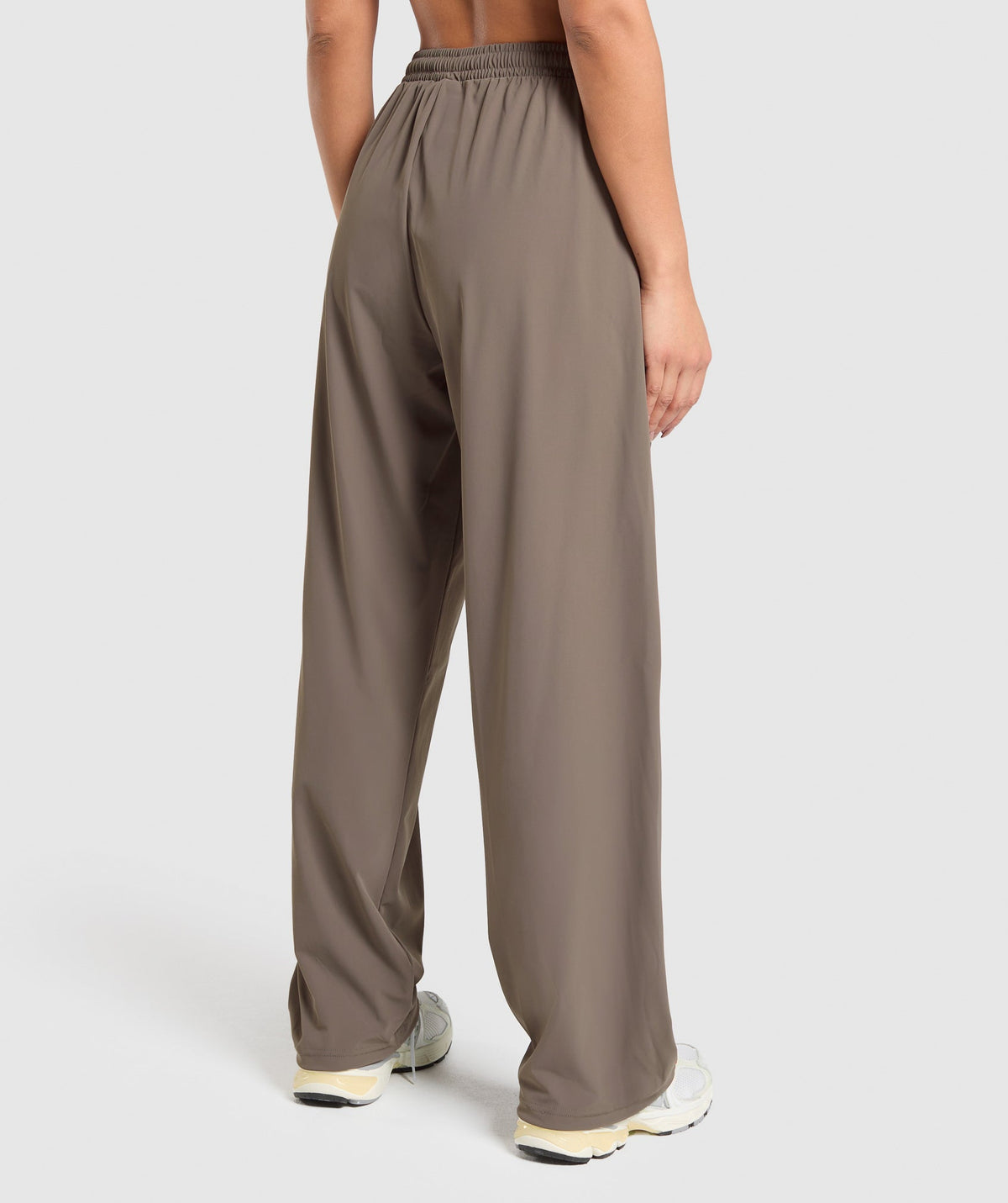 gymshark-stitch-feature-woven-pants-camo-brown-ss25