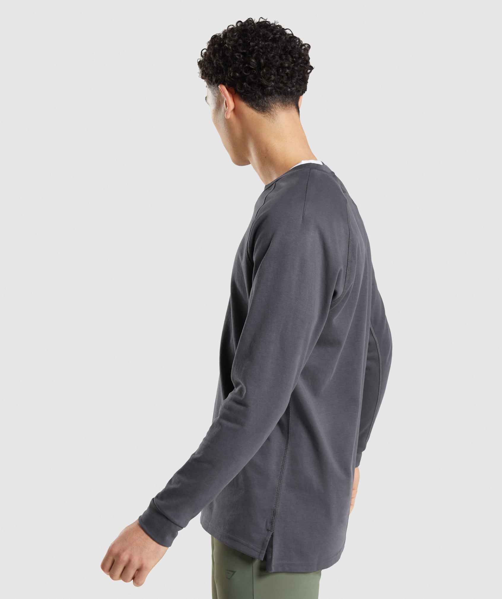 gymshark-studio-crew-onyx-grey-ss22