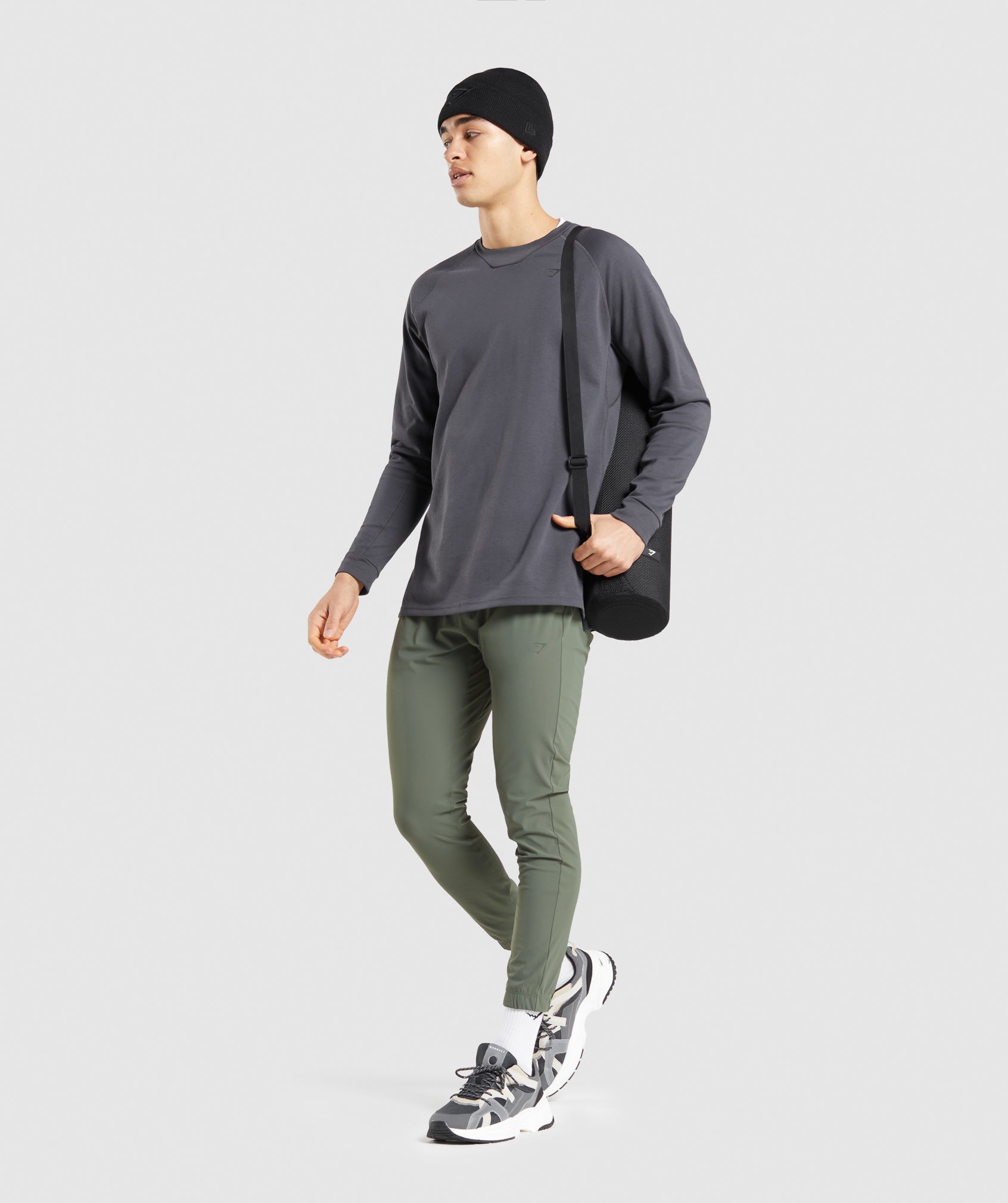 gymshark-studio-crew-onyx-grey-ss22