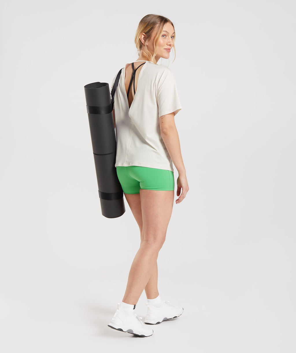 gymshark-studio-t-shirt-coconut-white-ss22