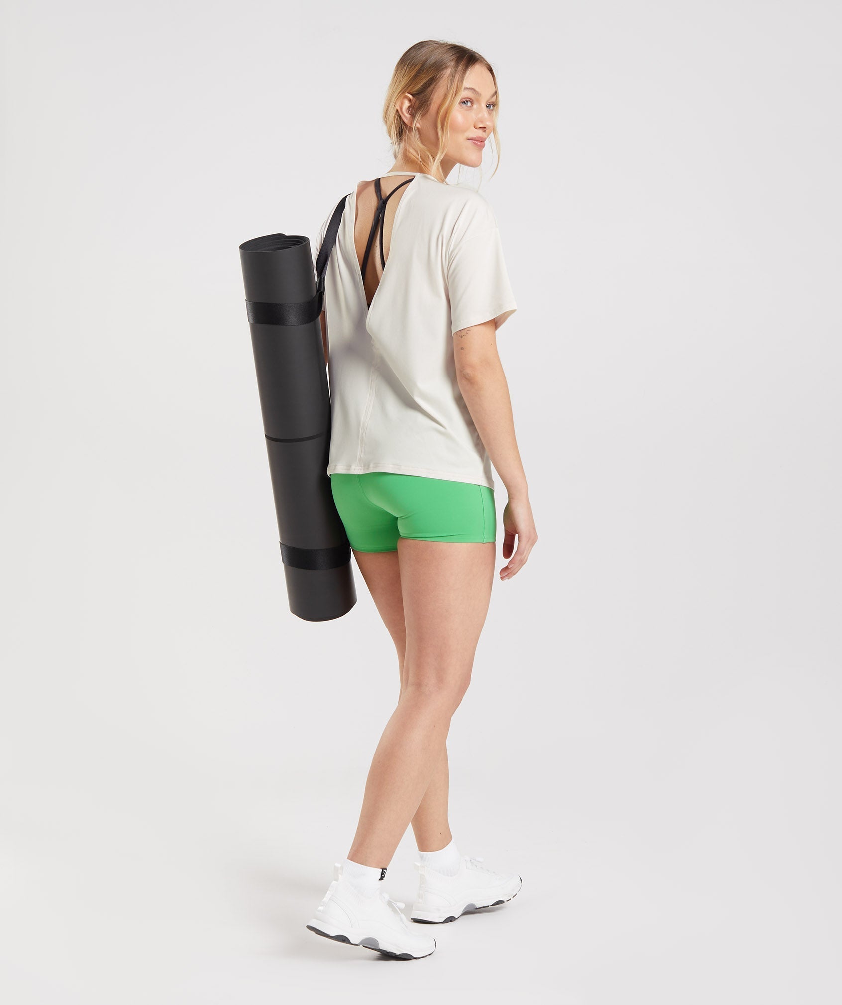 gymshark-studio-t-shirt-coconut-white-ss22