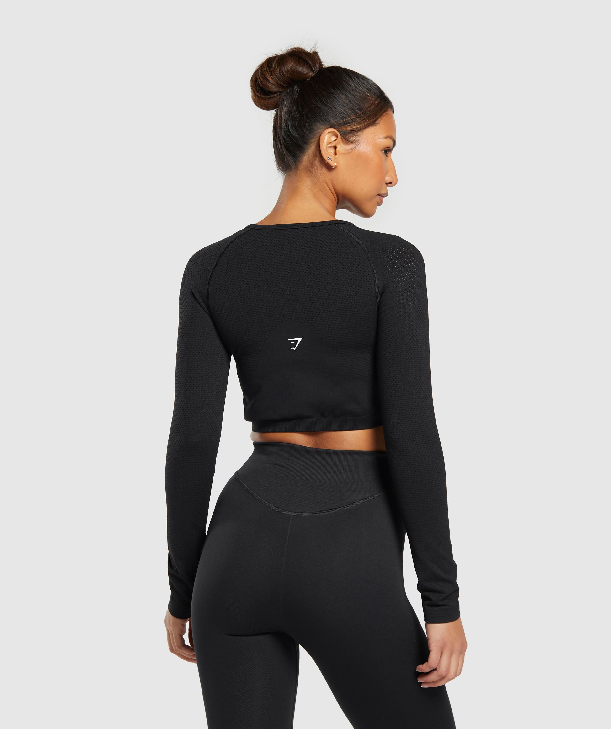 gymshark-sweat-seamless-long-sleeve-zip-crop-top-black-ss24